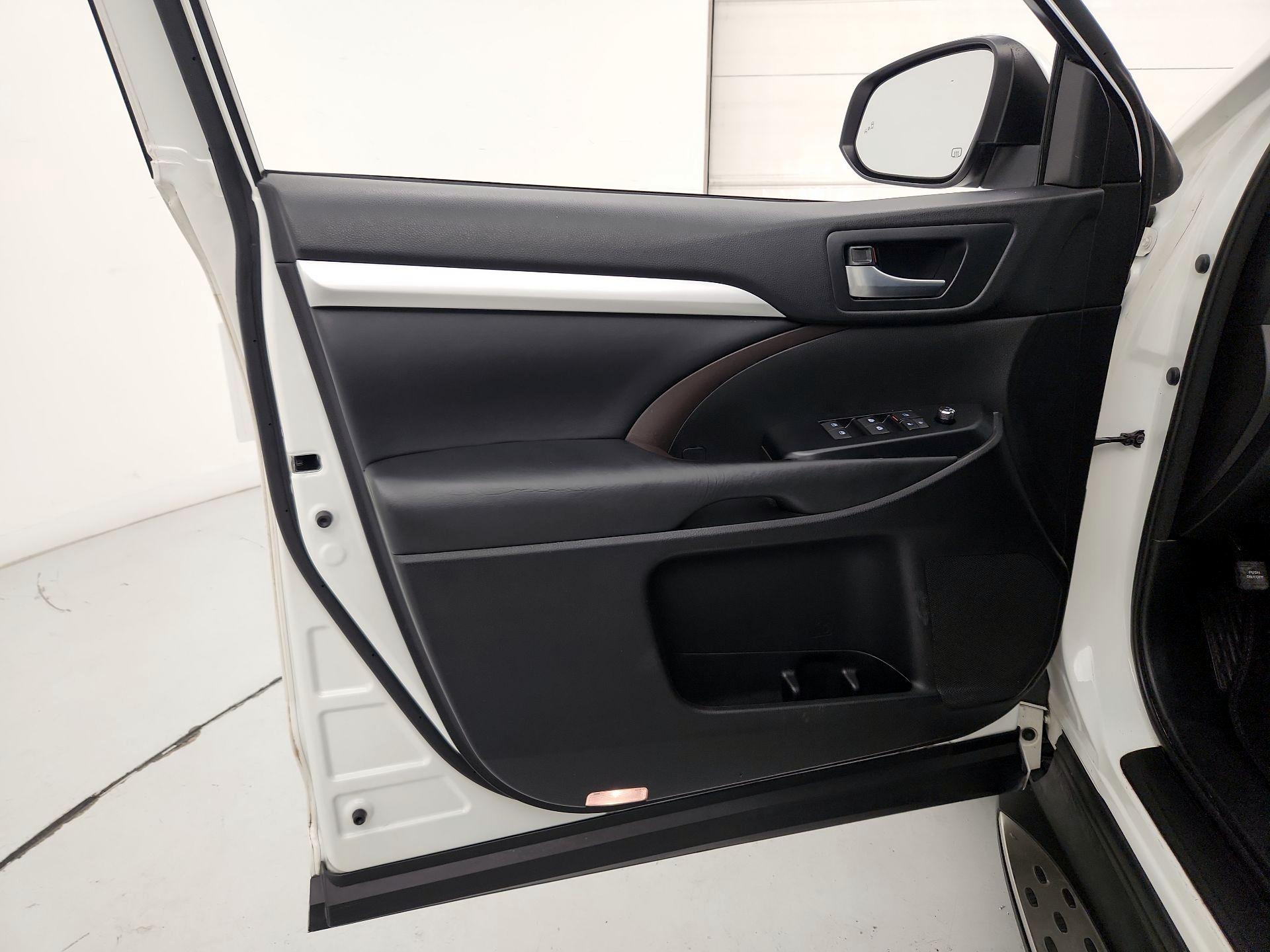 Thumbnail: 2018 Toyota Highlander - 12