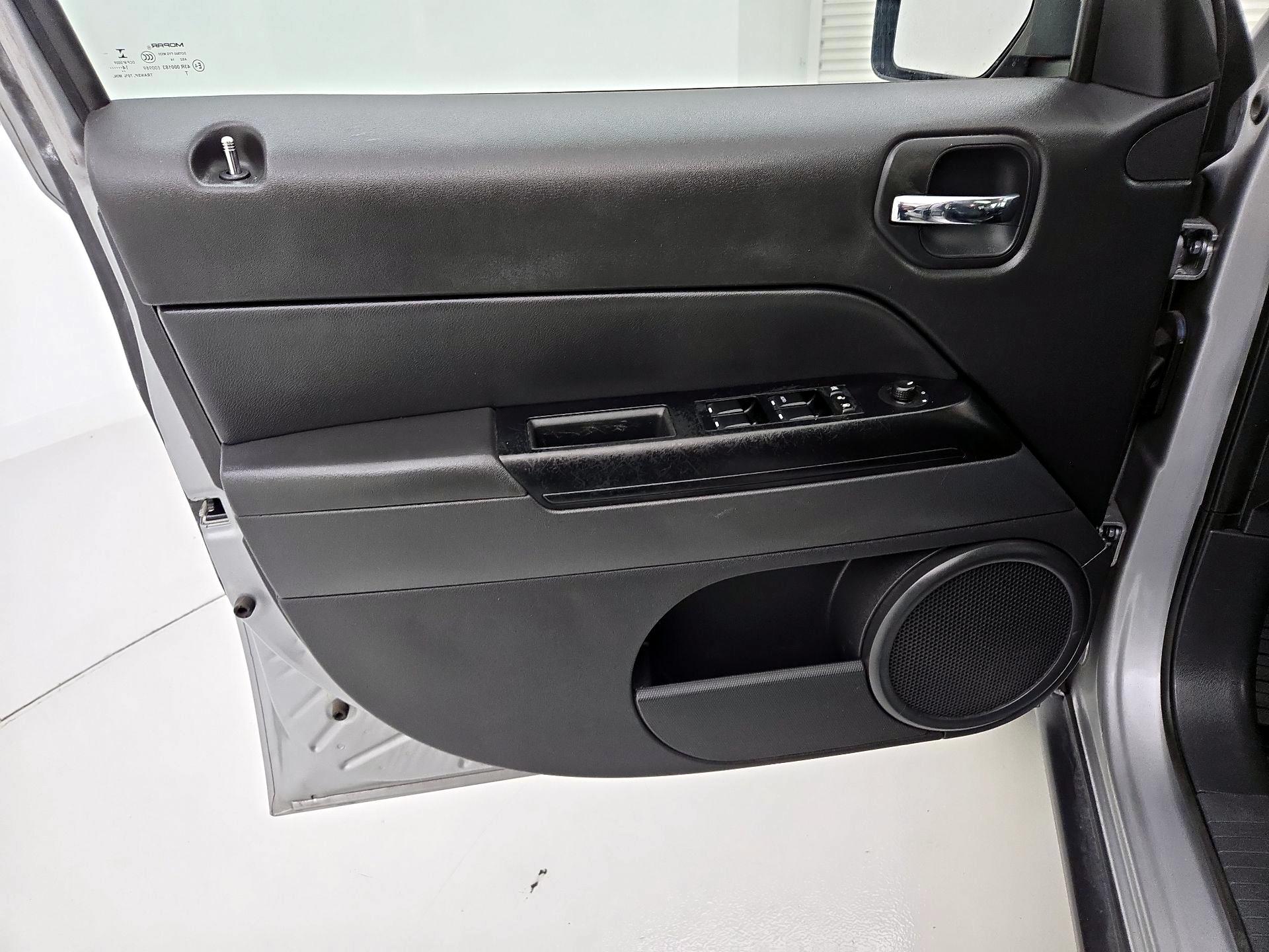 Thumbnail: 2015 Jeep Patriot - 12