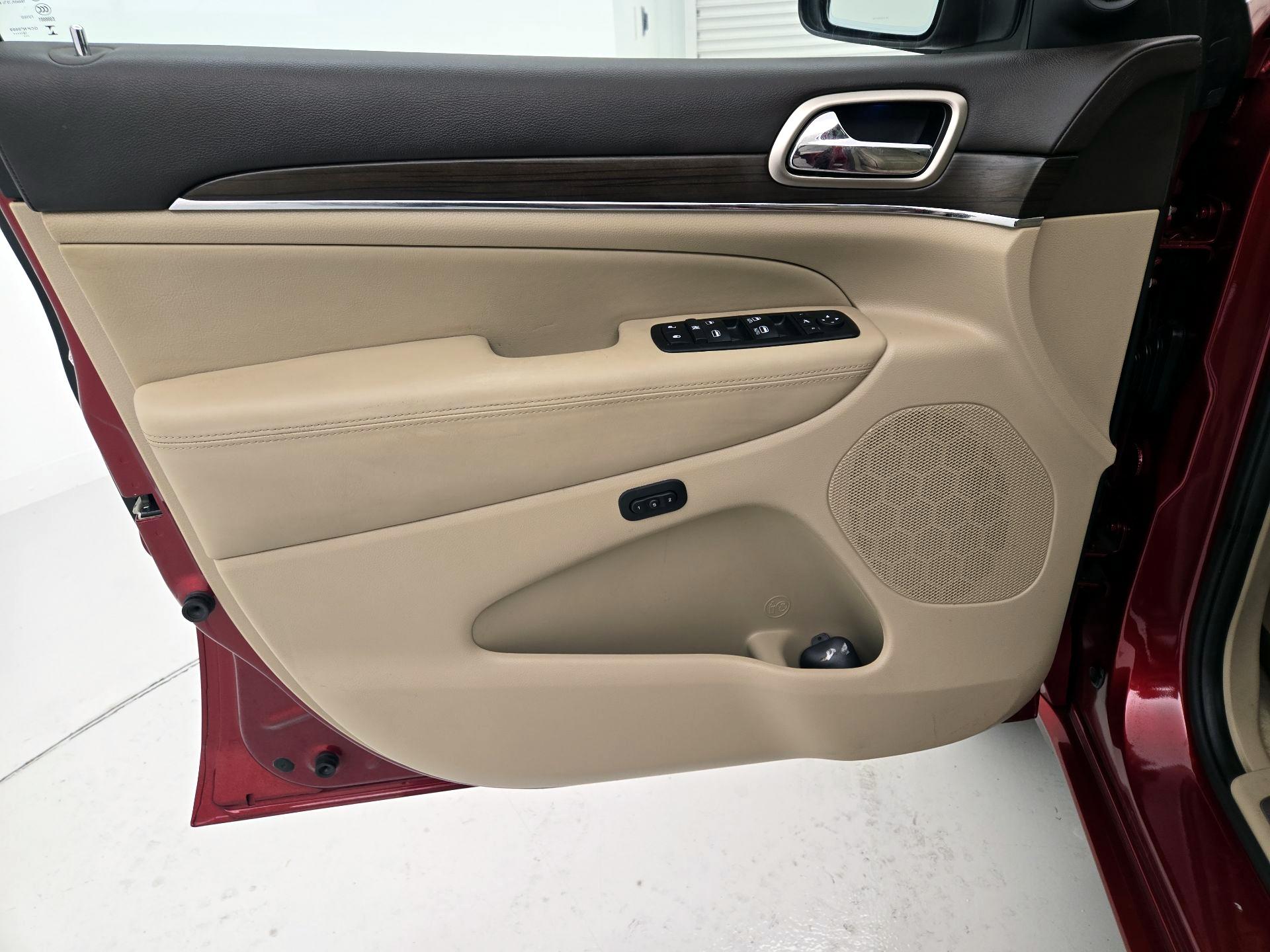 Thumbnail: 2015 Jeep Grand Cherokee - 12