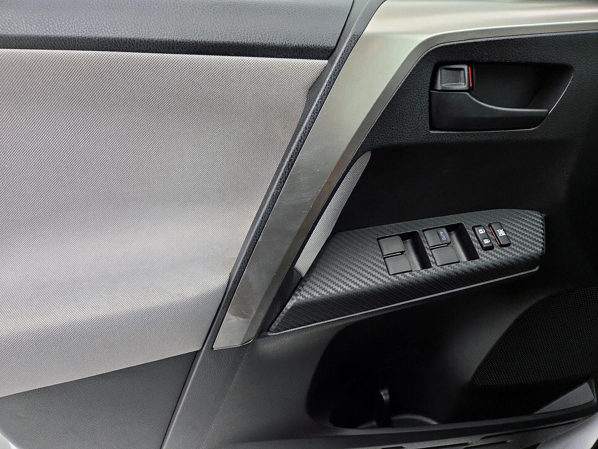 Thumbnail: 2015 Toyota RAV4 - 12