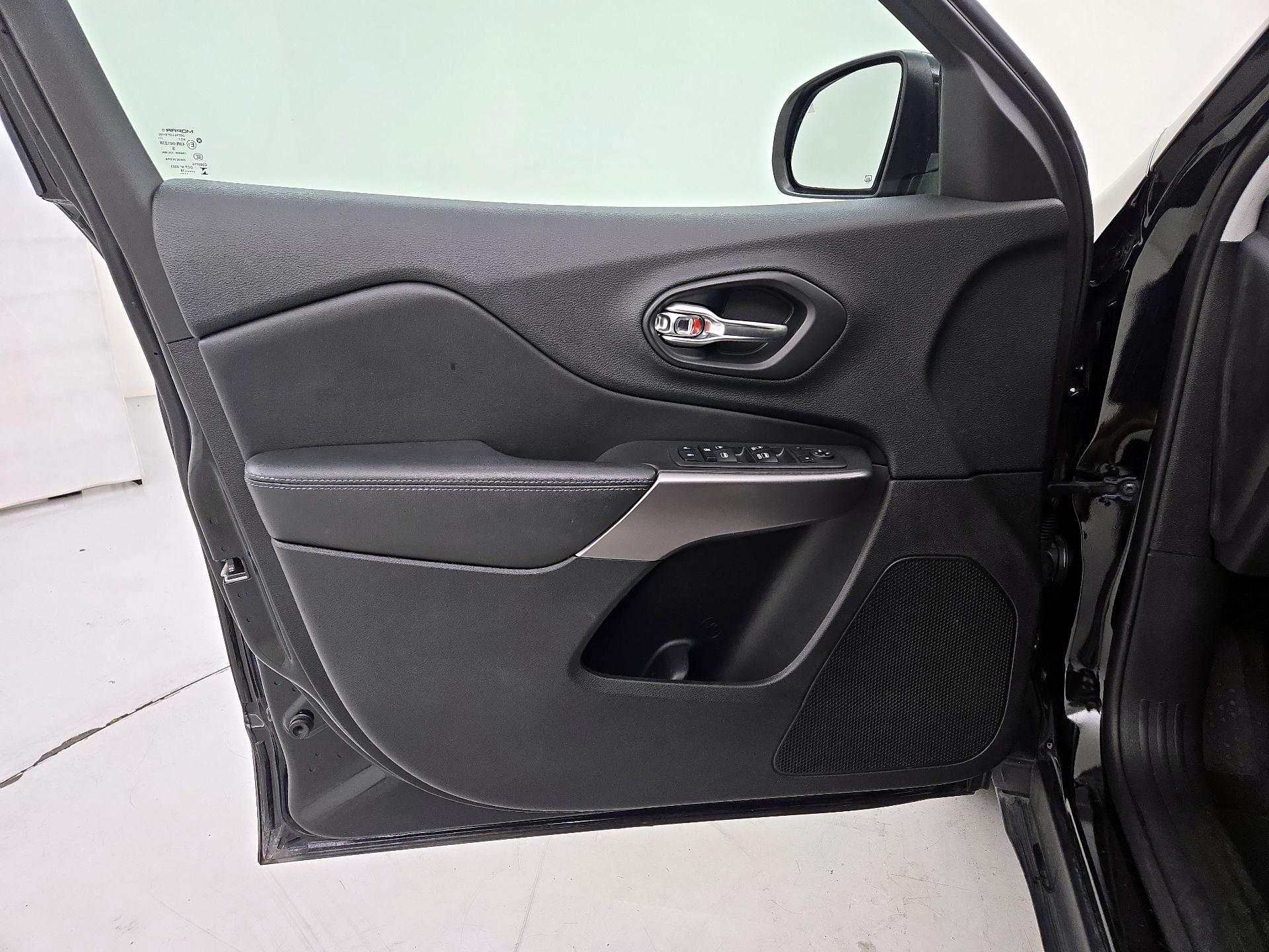 Thumbnail: 2019 Jeep Cherokee - 12