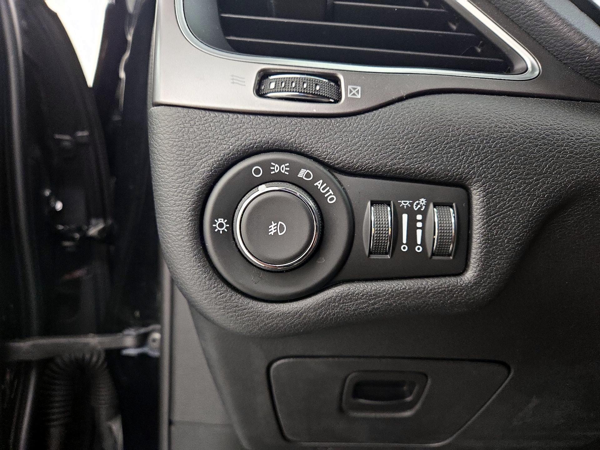 Thumbnail: 2019 Jeep Cherokee - 13