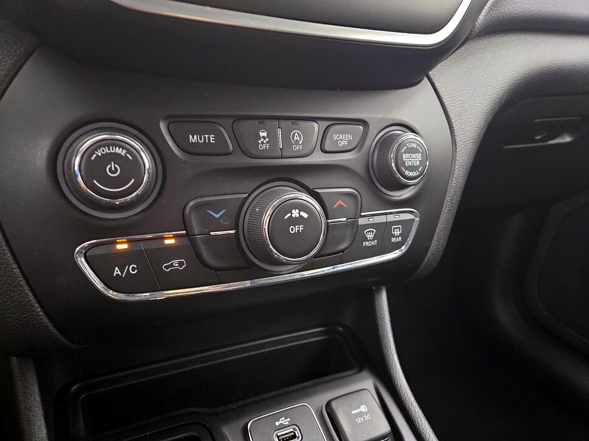 Thumbnail: 2019 Jeep Cherokee - 16