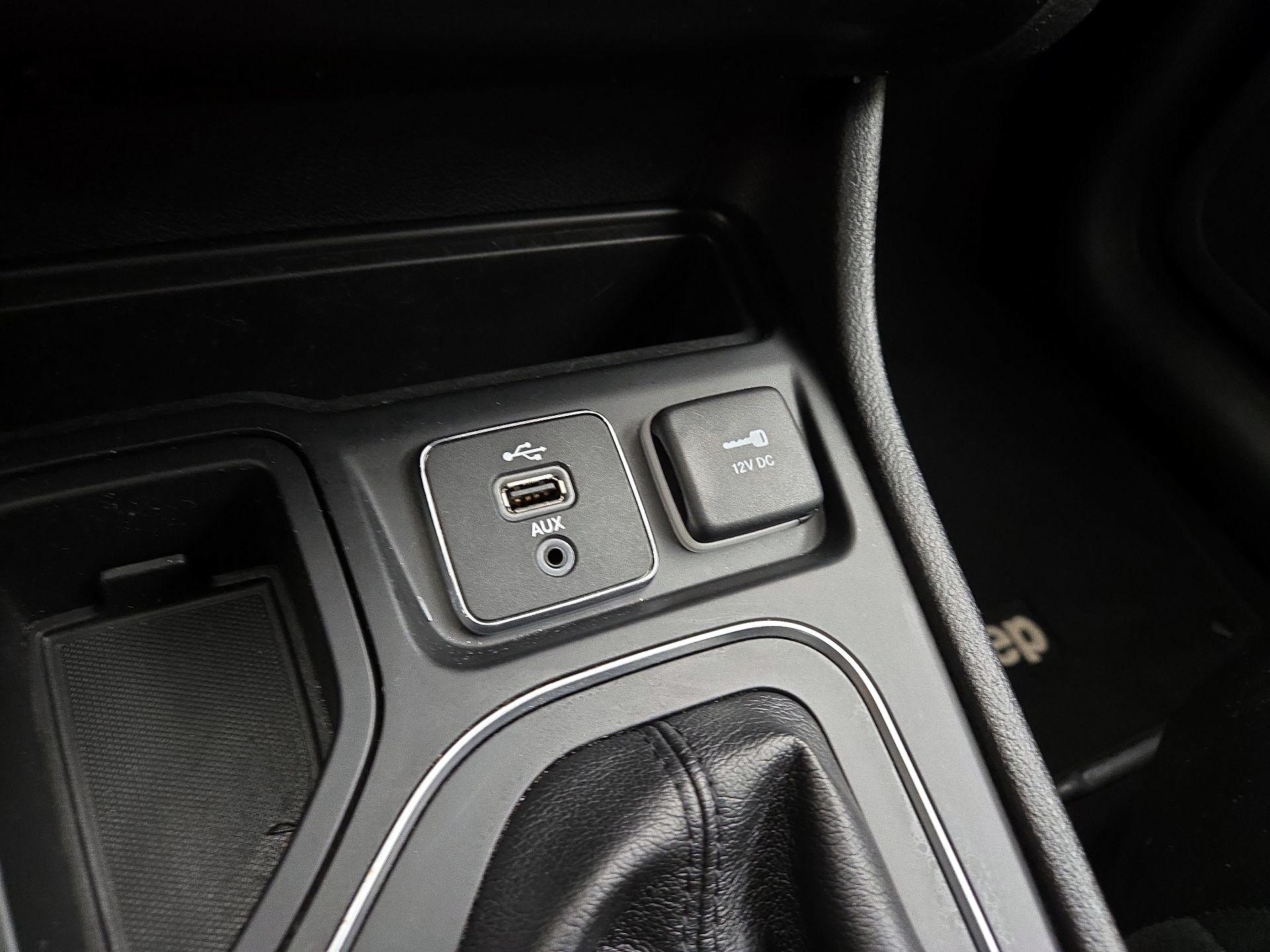 Thumbnail: 2019 Jeep Cherokee - 18
