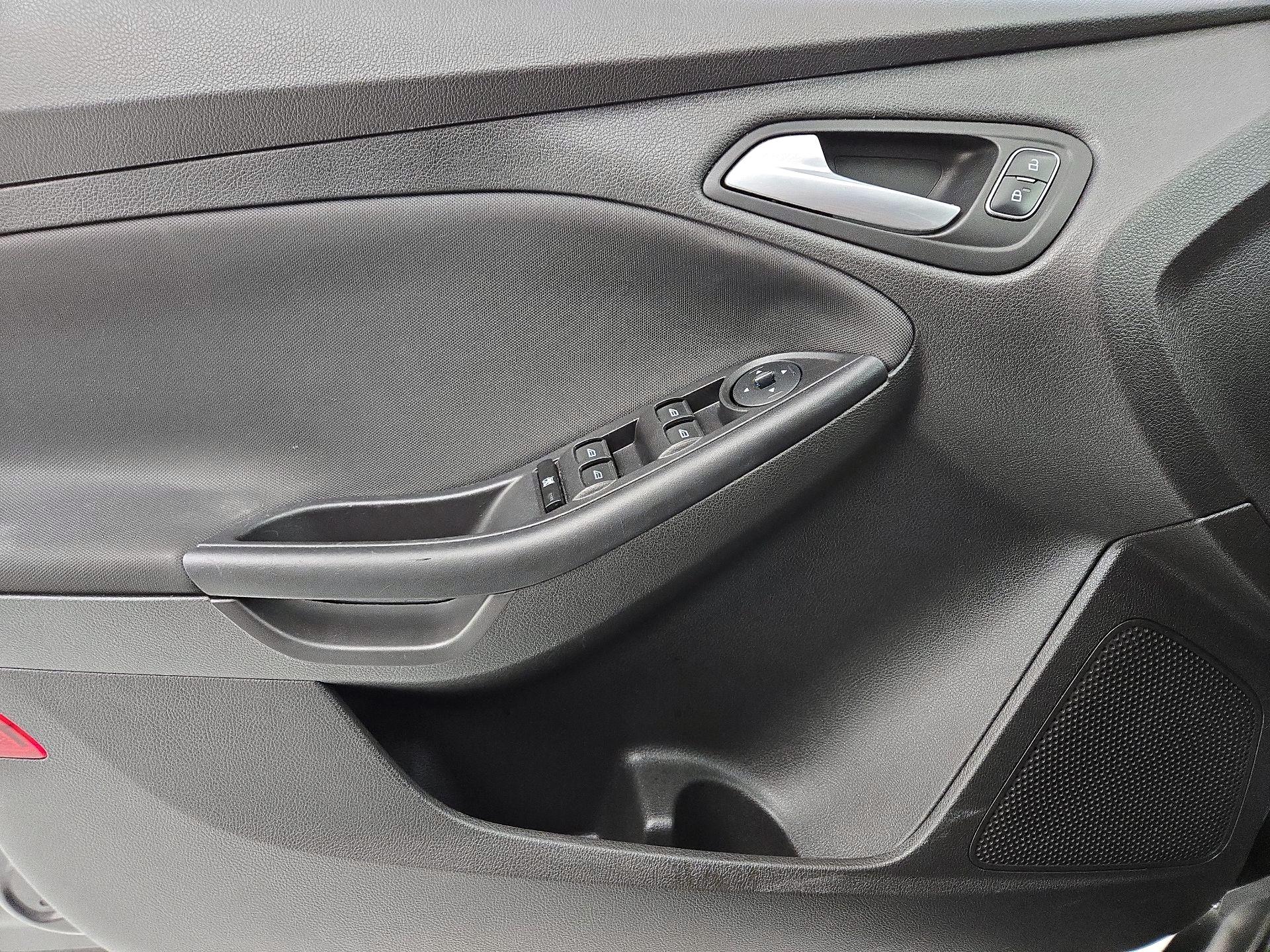 Thumbnail: 2016 Ford Focus - 12