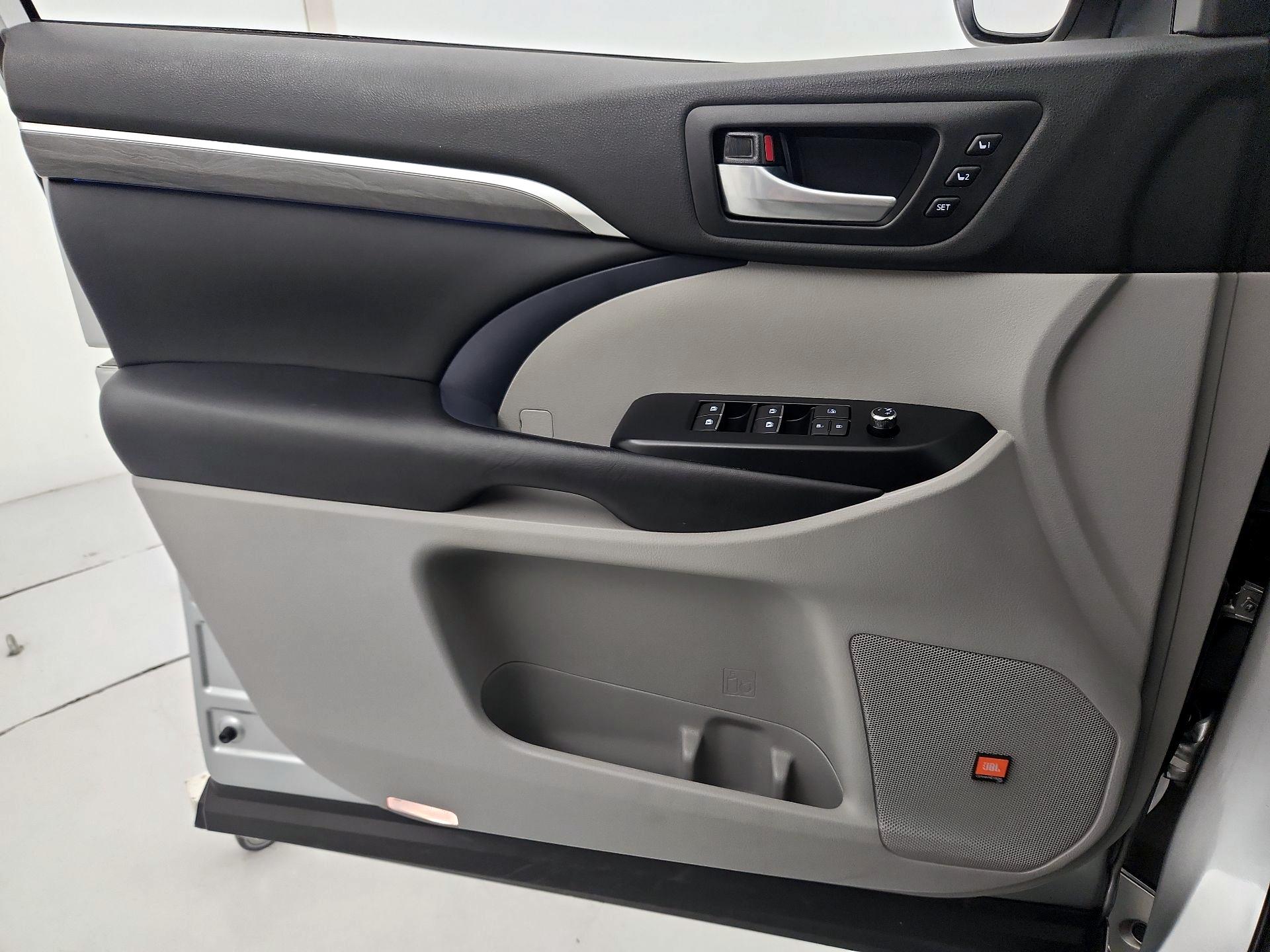 Thumbnail: 2019 Toyota Highlander - 12