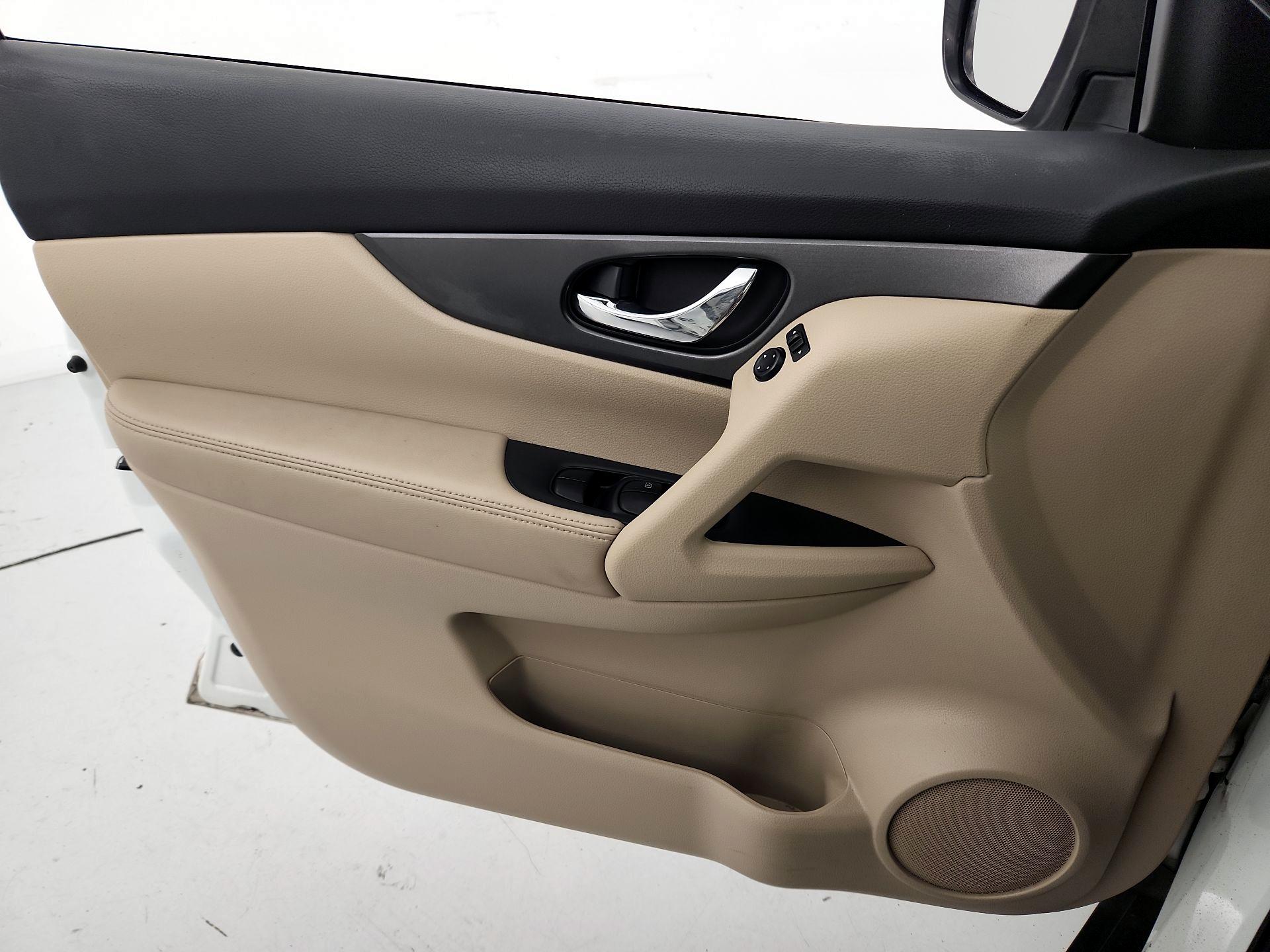 Thumbnail: 2015 Nissan Rogue - 12