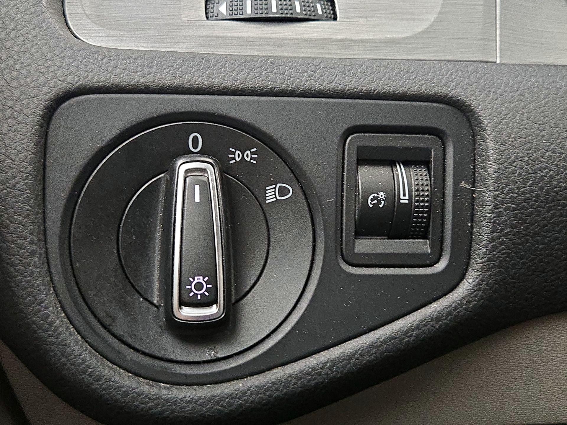 Thumbnail: 2016 Volkswagen Golf - 13