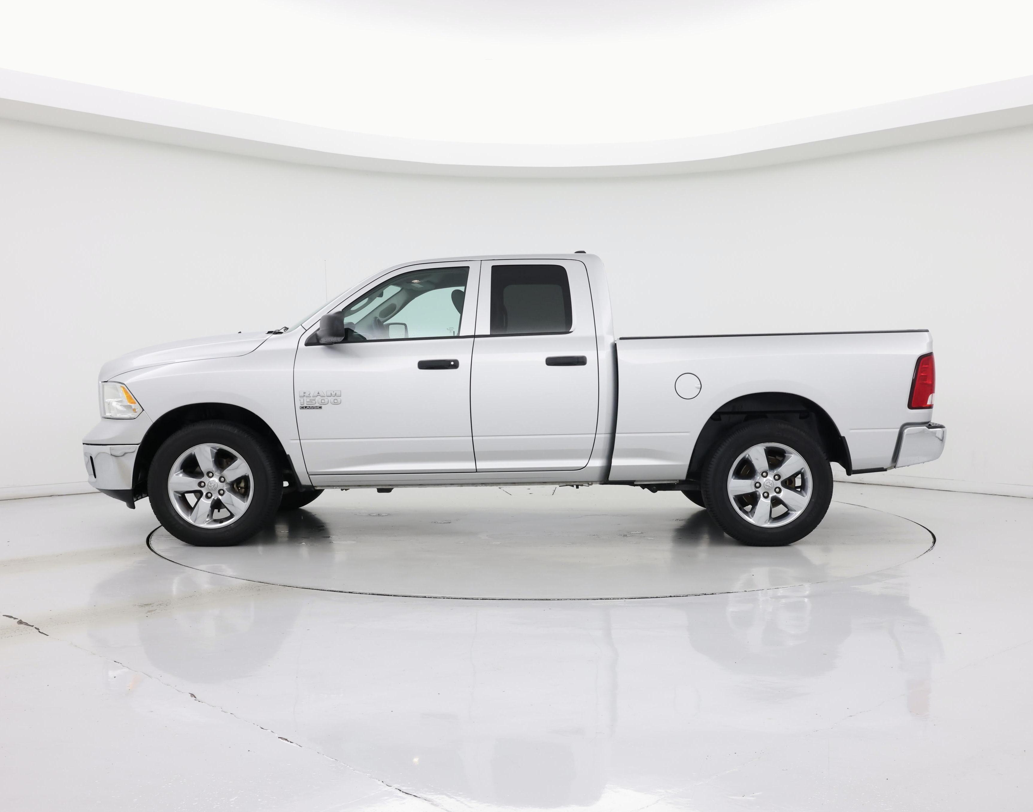 Thumbnail: 2019 RAM 1500 Classic - 3