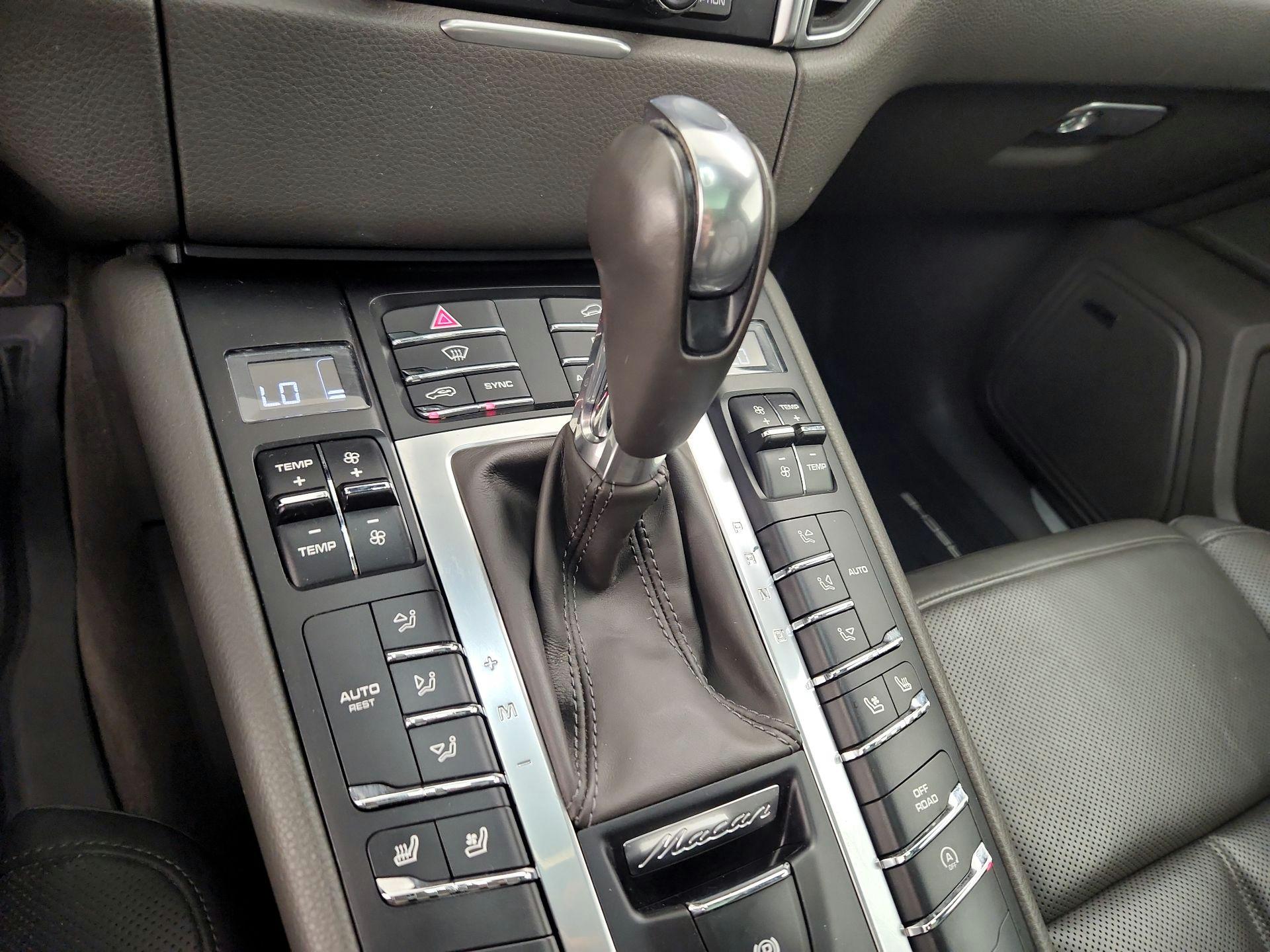 Thumbnail: 2016 Porsche Macan - 18