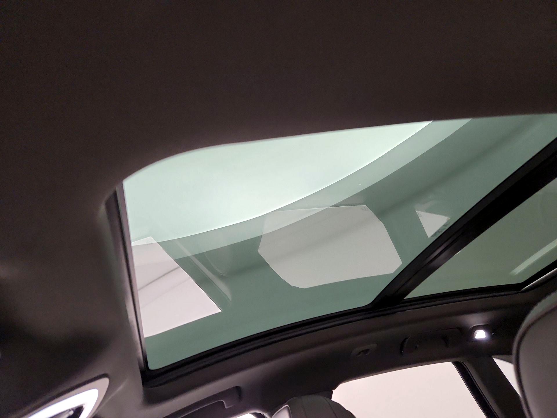 Thumbnail: 2016 Porsche Macan - 20