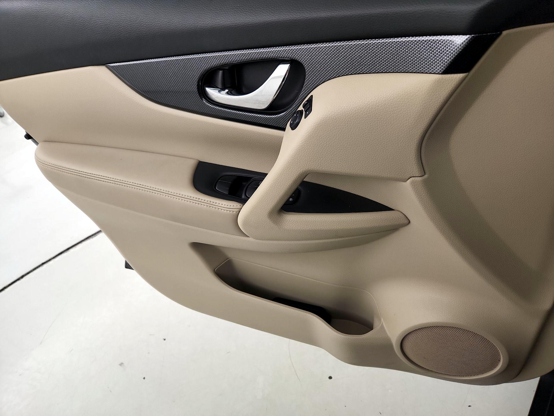 Thumbnail: 2015 Nissan Rogue - 12