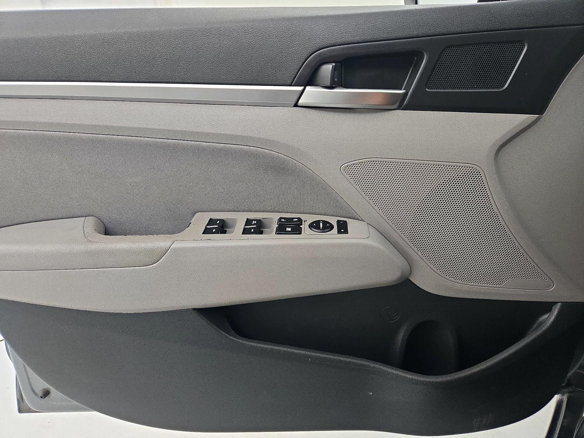 Thumbnail: 2019 Hyundai Elantra - 12