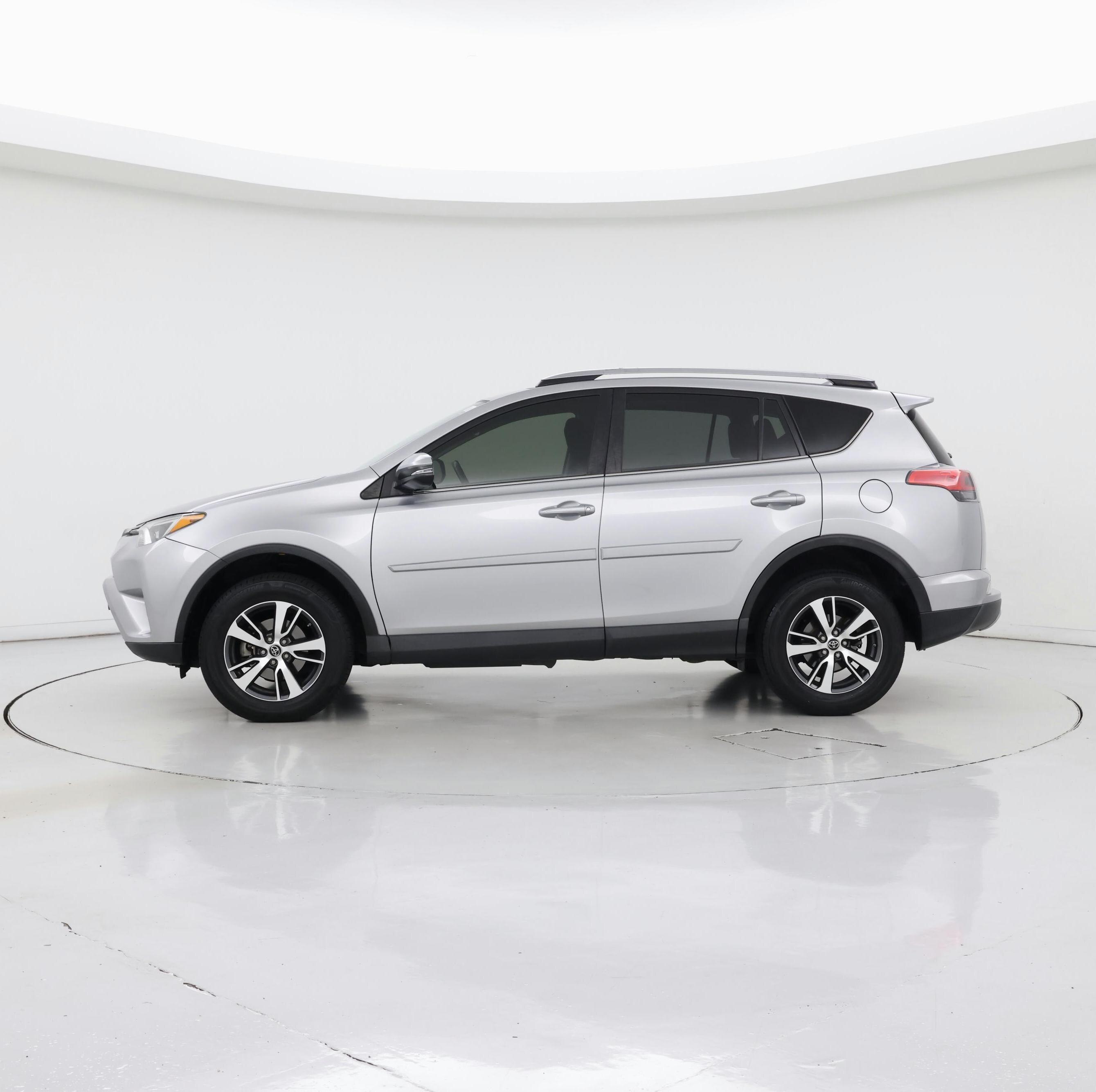 Thumbnail: 2018 Toyota RAV4 - 3