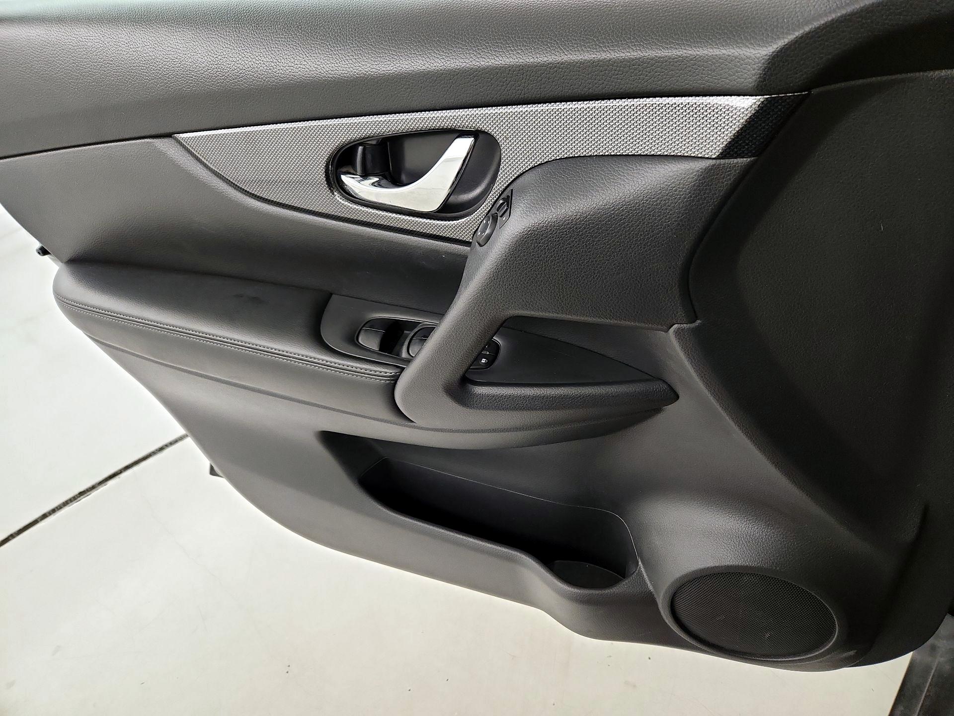 Thumbnail: 2016 Nissan Rogue - 12