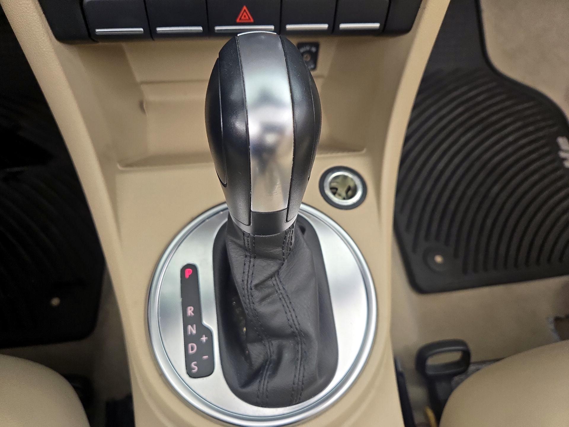 Thumbnail: 2014 Volkswagen Beetle - 16