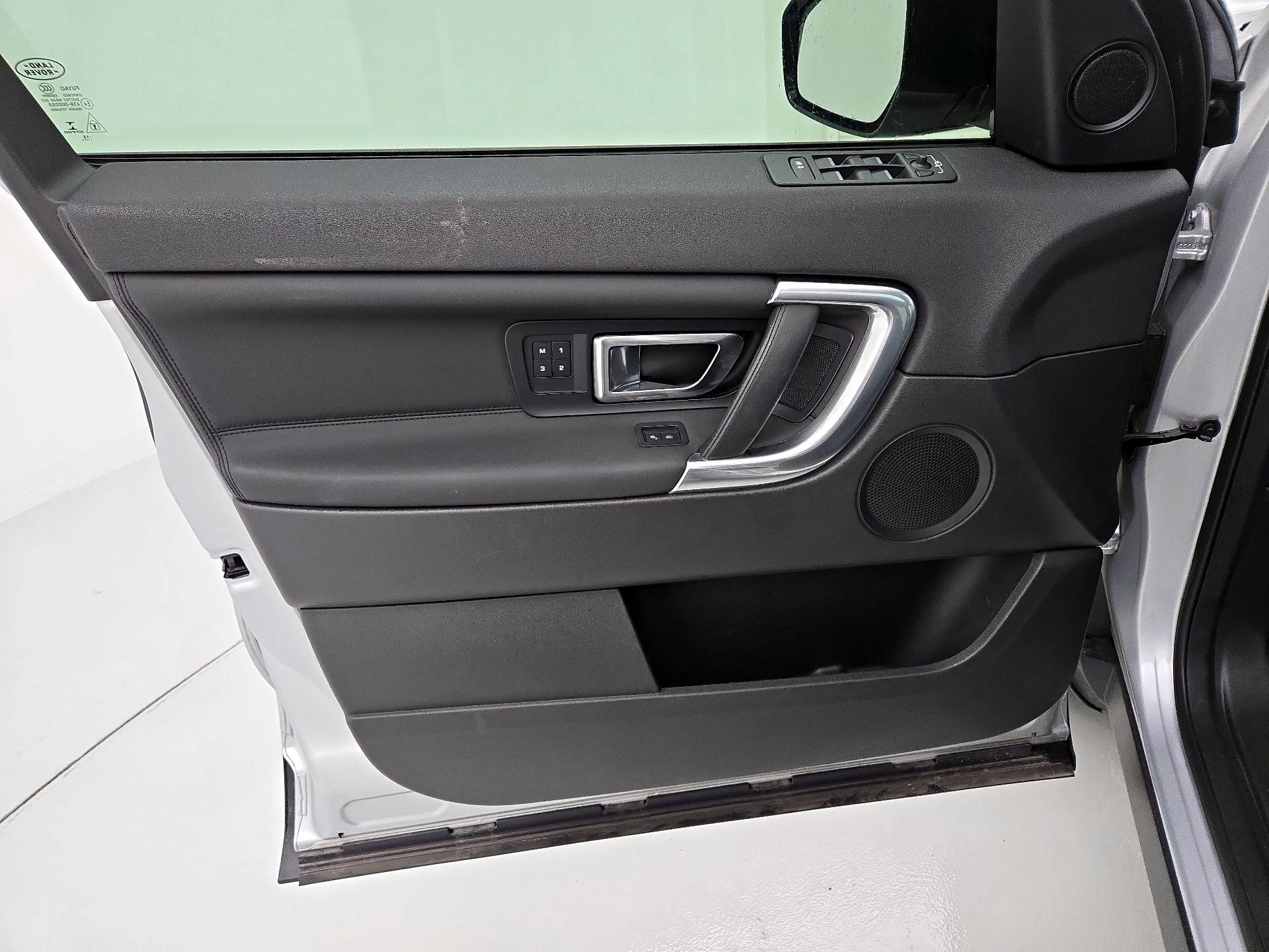 Thumbnail: 2016 Land Rover Discovery Sport - 12