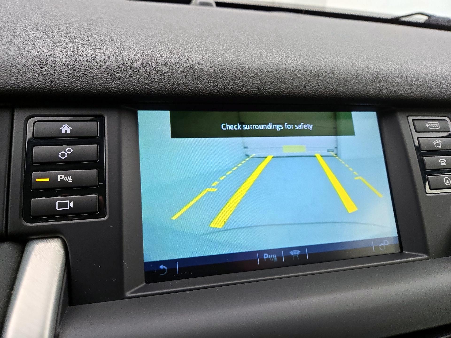 Thumbnail: 2016 Land Rover Discovery Sport - 15