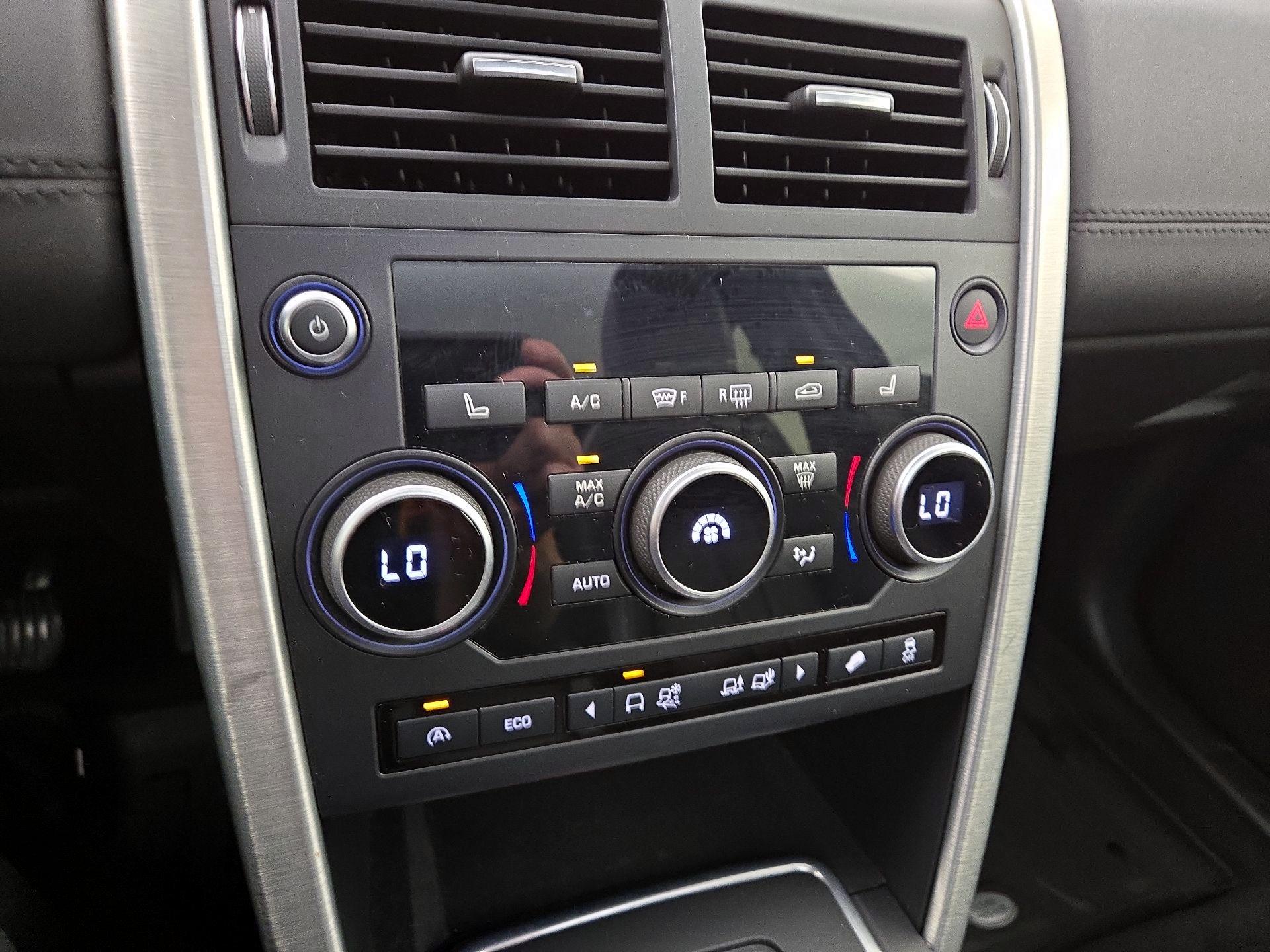 Thumbnail: 2016 Land Rover Discovery Sport - 17