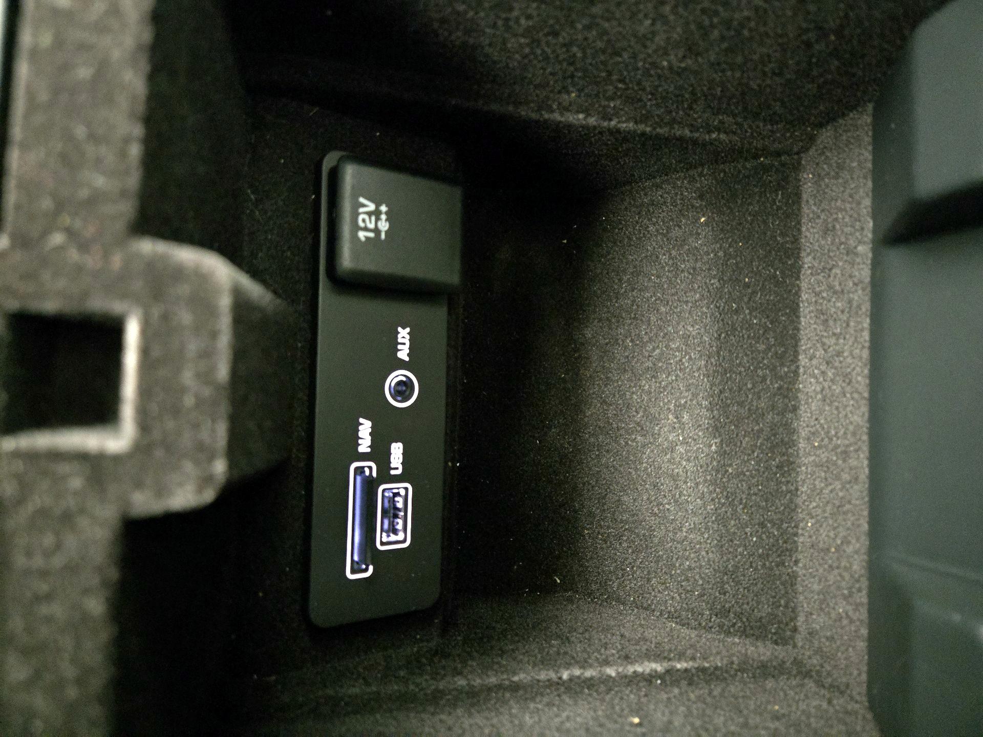 Thumbnail: 2016 Land Rover Discovery Sport - 19