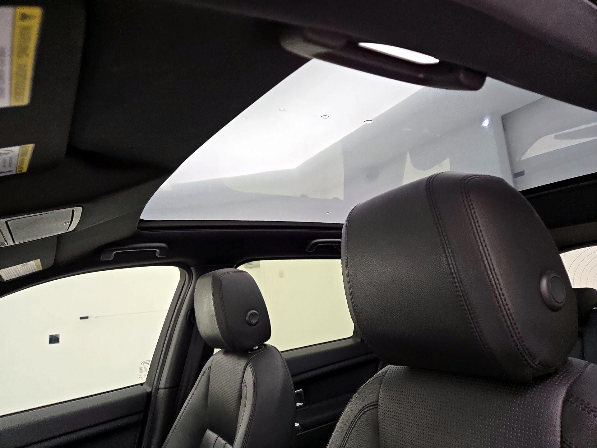Thumbnail: 2016 Land Rover Discovery Sport - 20