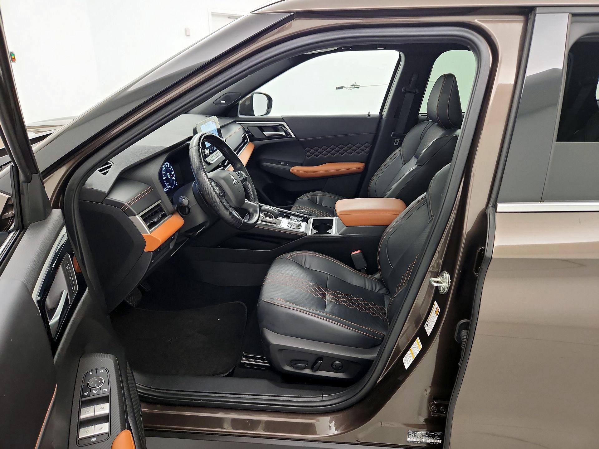 Thumbnail: 2022 Mitsubishi Outlander - 11