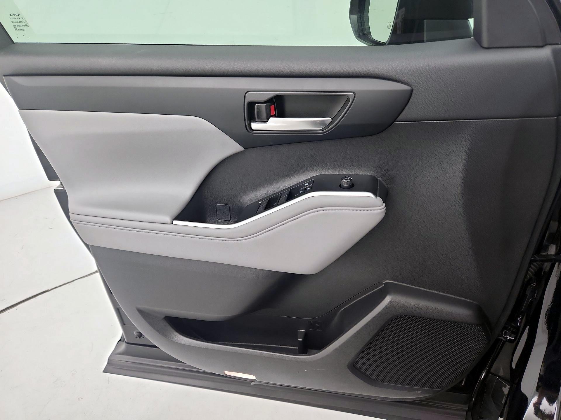 Thumbnail: 2021 Toyota Highlander - 12