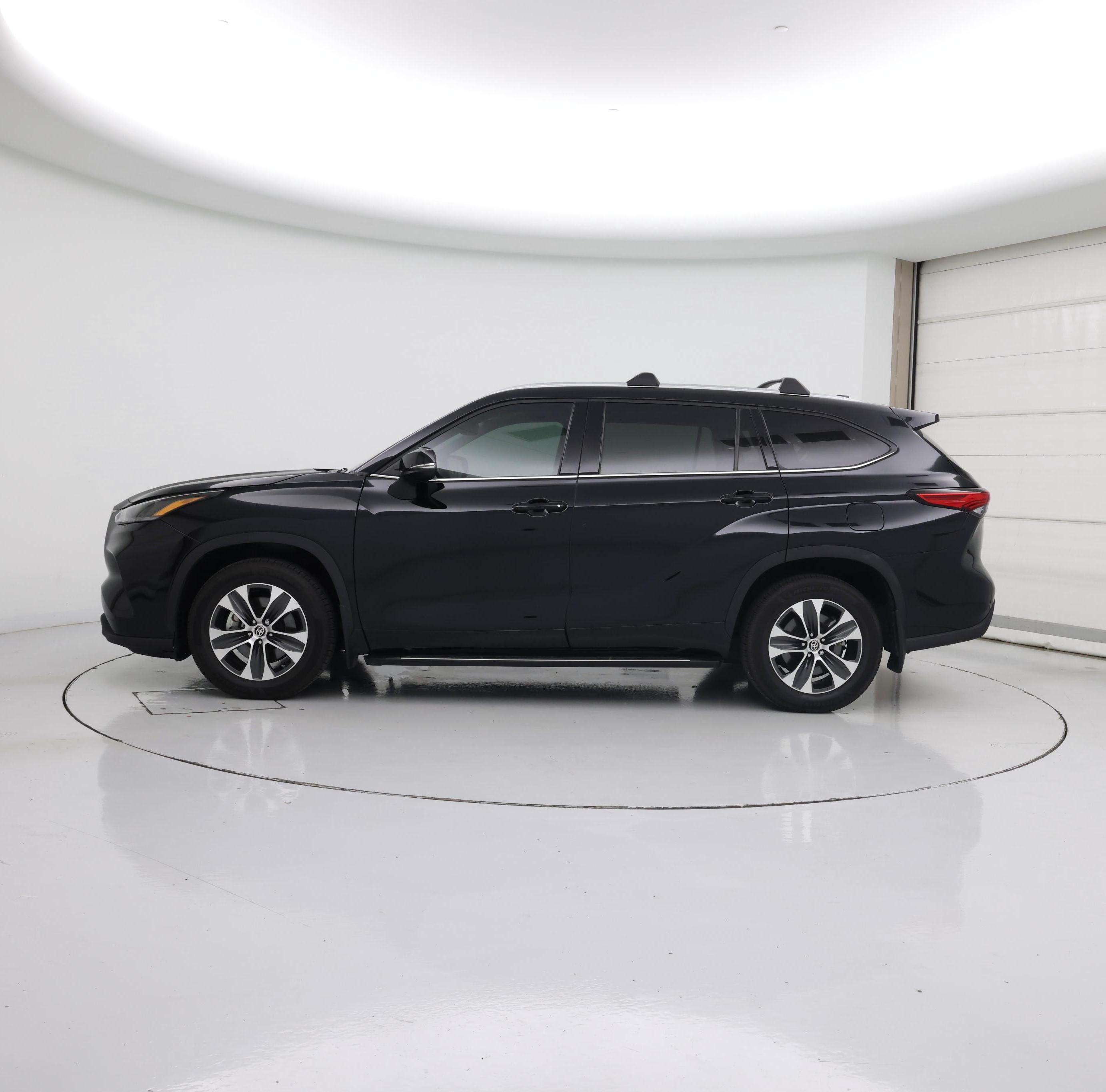 Thumbnail: 2021 Toyota Highlander - 3