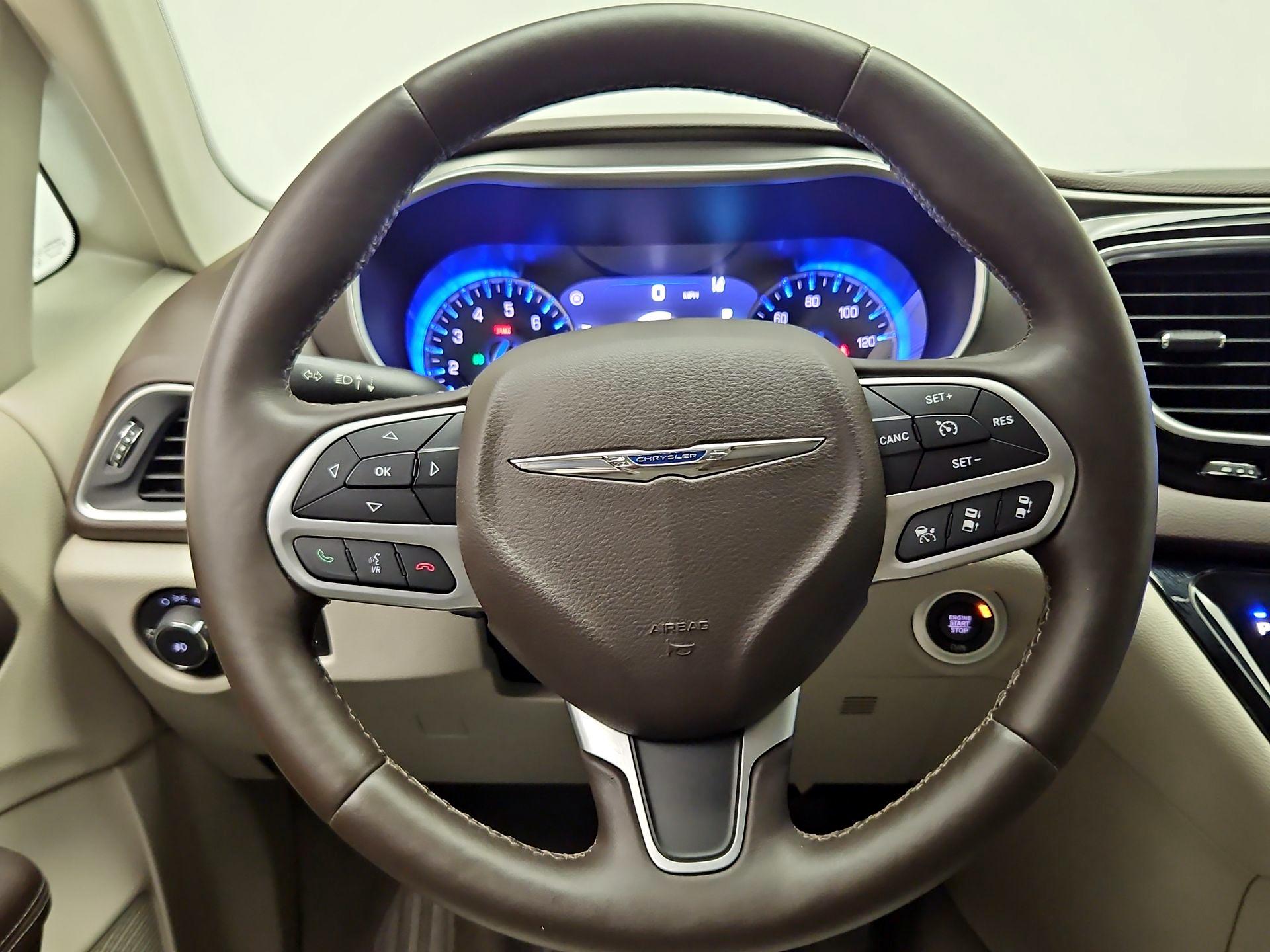 Thumbnail: 2017 Chrysler Pacifica - 10