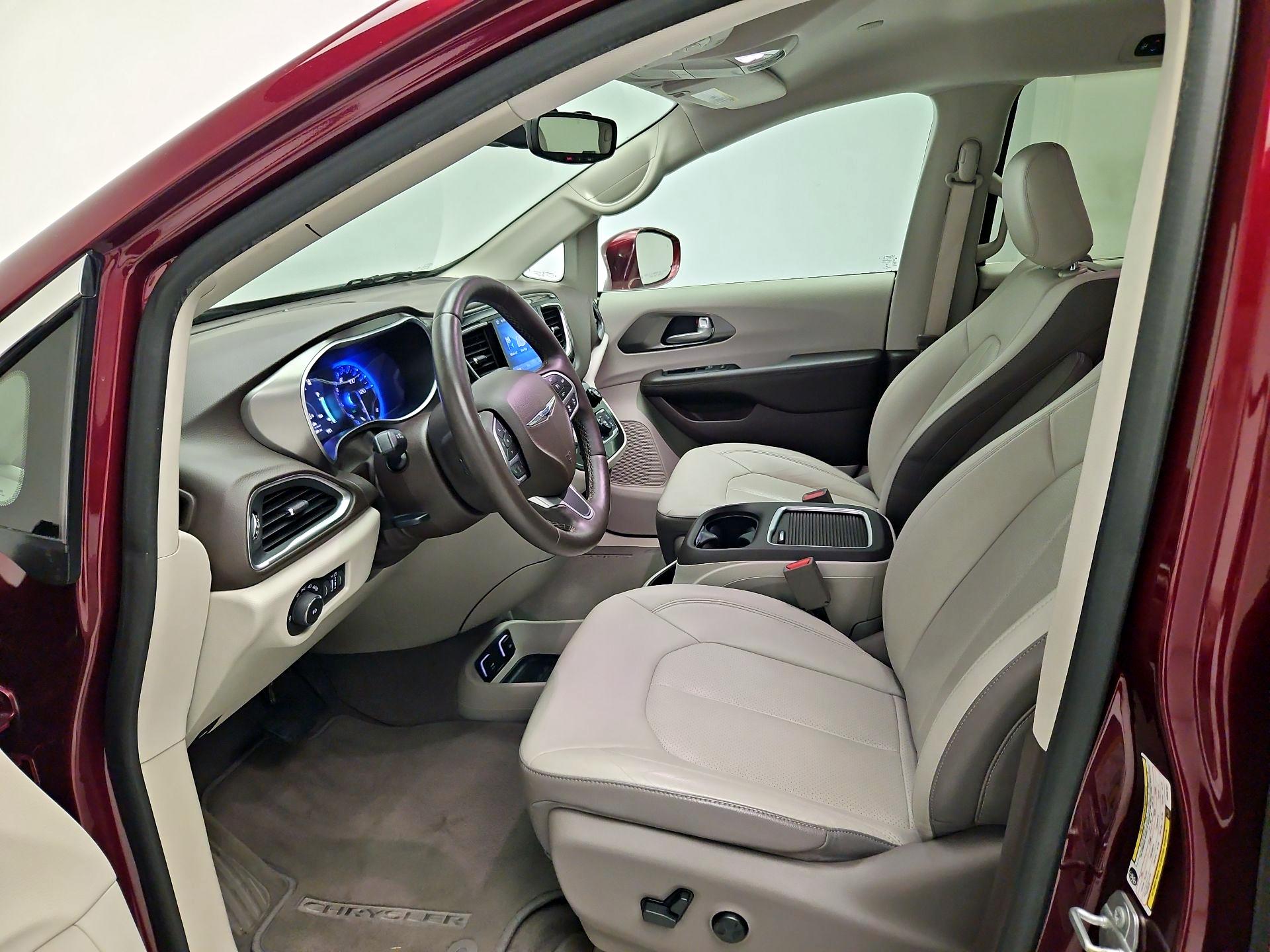 Thumbnail: 2017 Chrysler Pacifica - 11