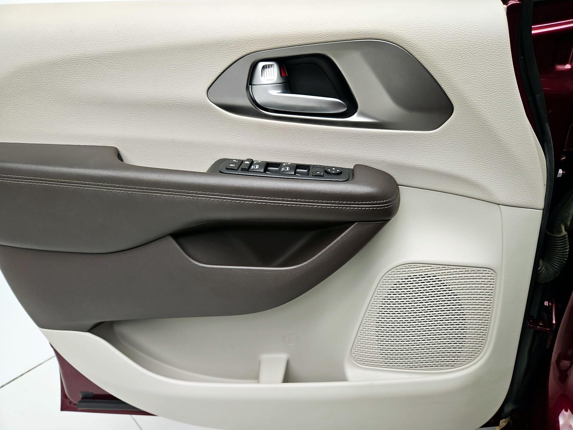 Thumbnail: 2017 Chrysler Pacifica - 12