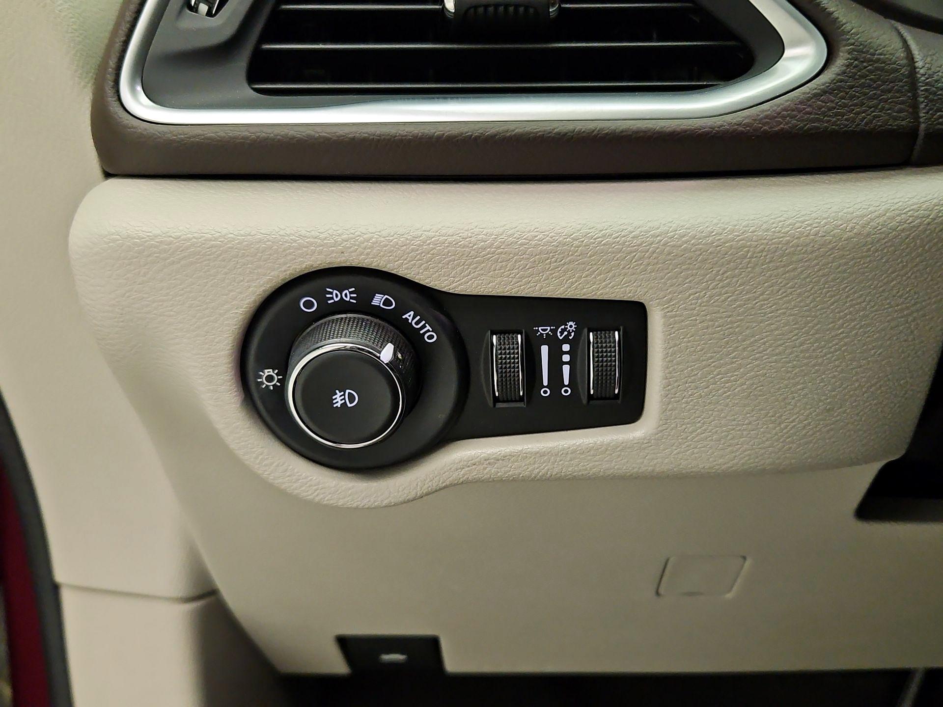 Thumbnail: 2017 Chrysler Pacifica - 13
