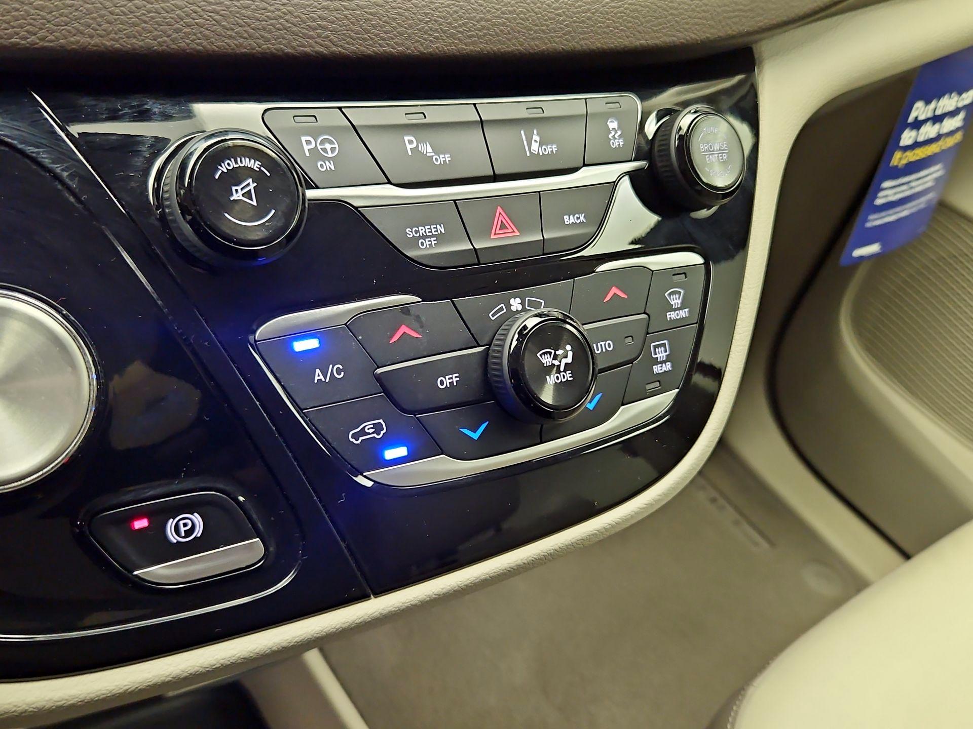 Thumbnail: 2017 Chrysler Pacifica - 17