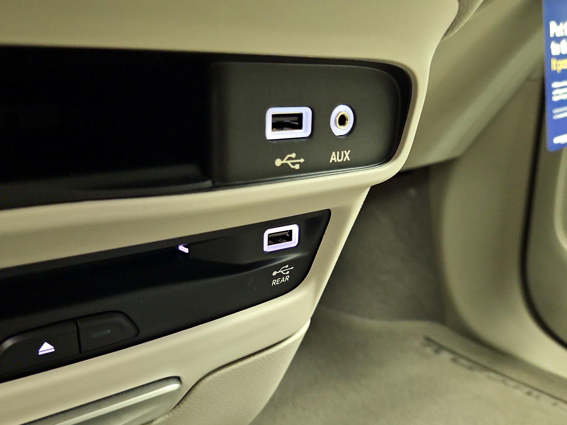 Thumbnail: 2017 Chrysler Pacifica - 19