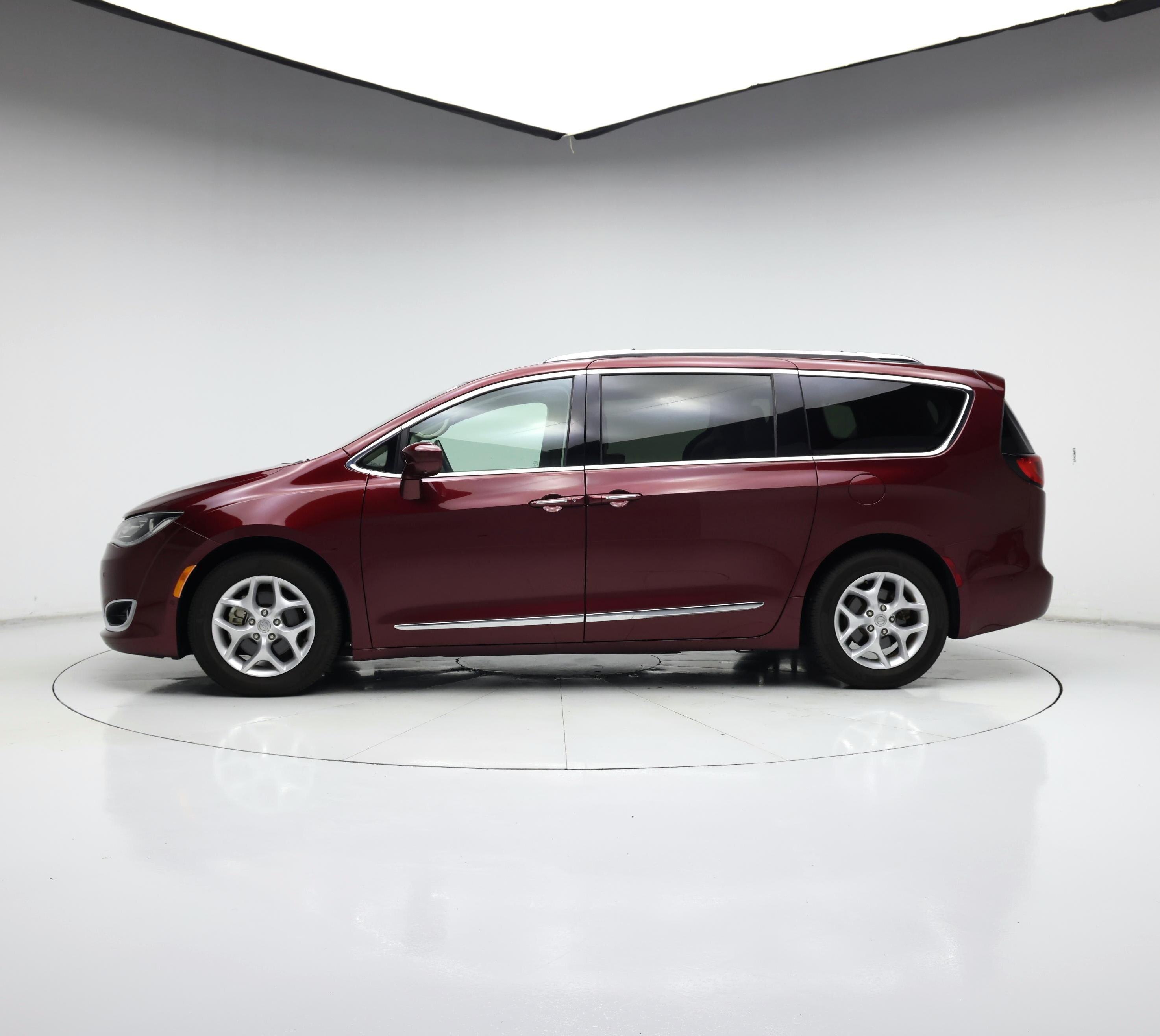 Thumbnail: 2017 Chrysler Pacifica - 3