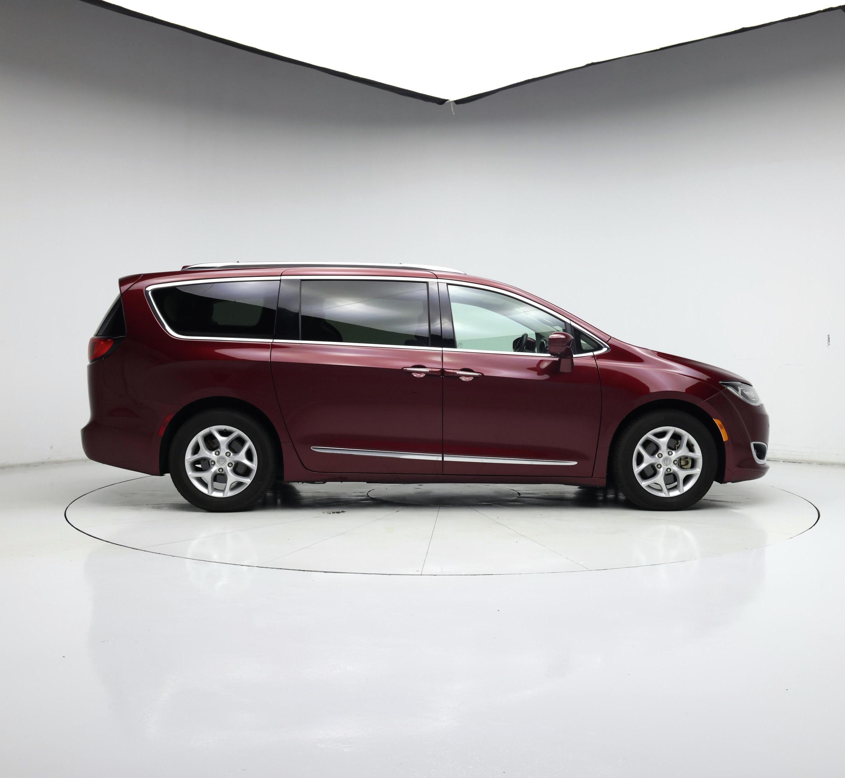 Thumbnail: 2017 Chrysler Pacifica - 7