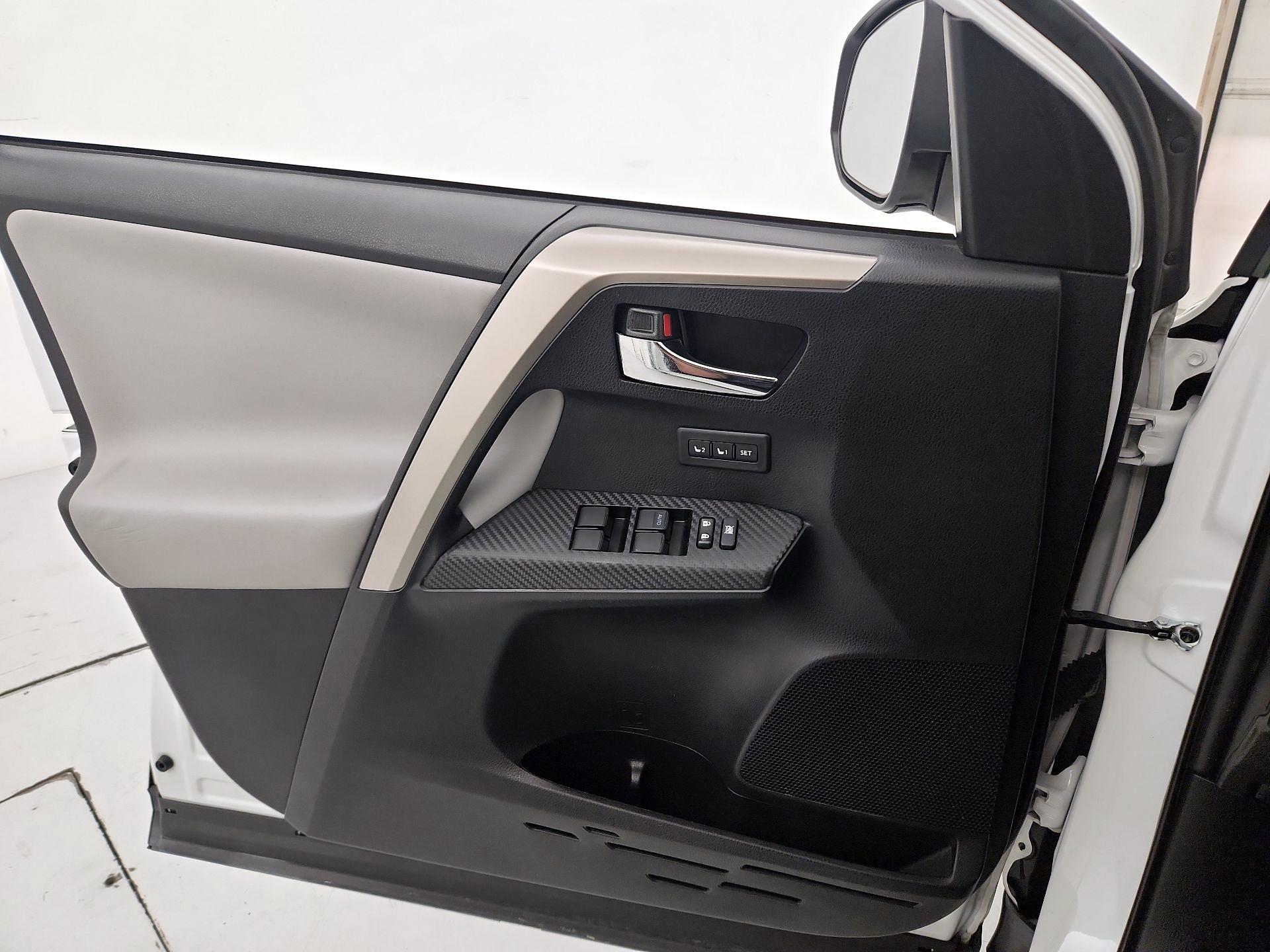 Thumbnail: 2015 Toyota RAV4 - 12