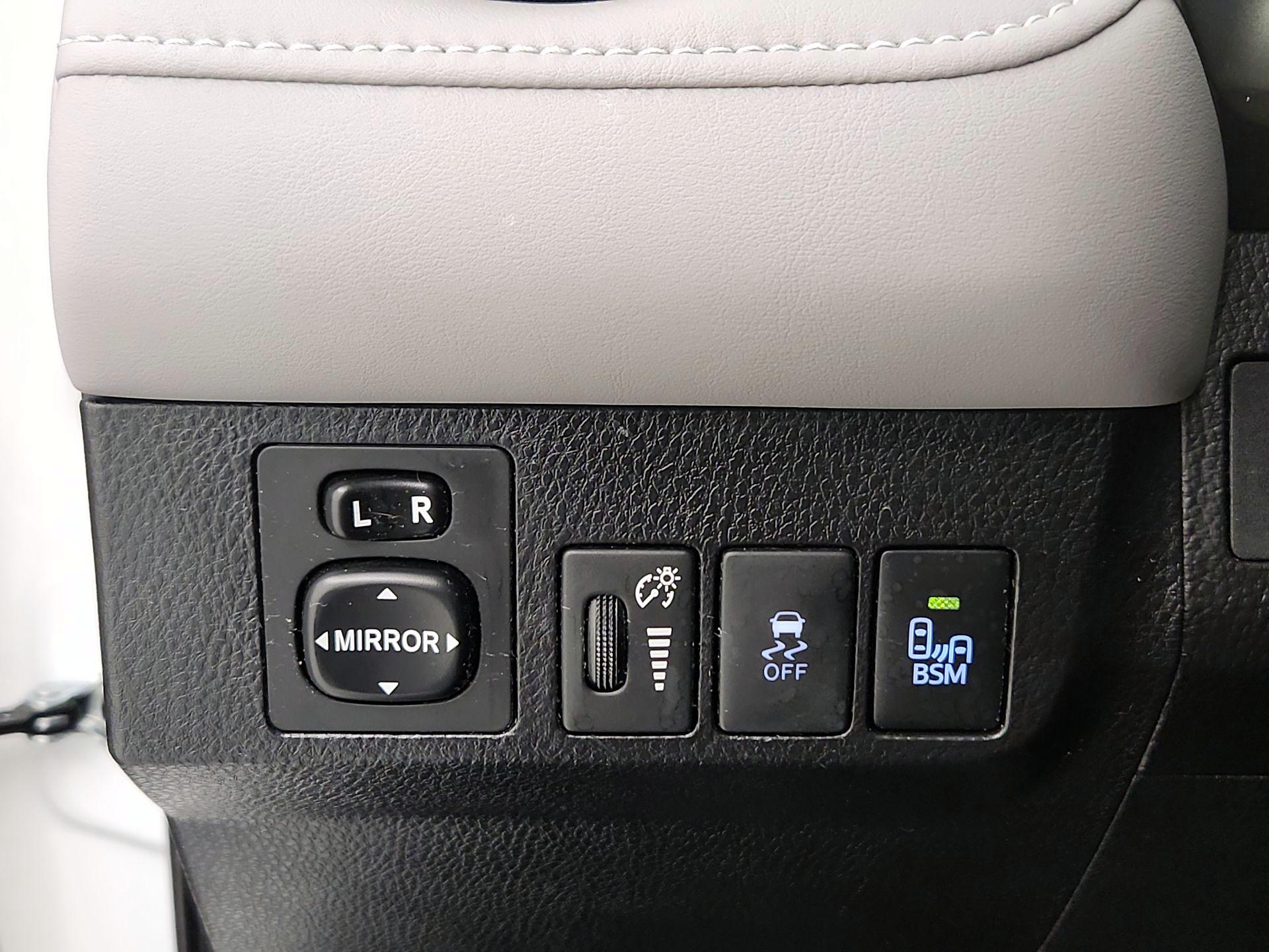 Thumbnail: 2015 Toyota RAV4 - 13