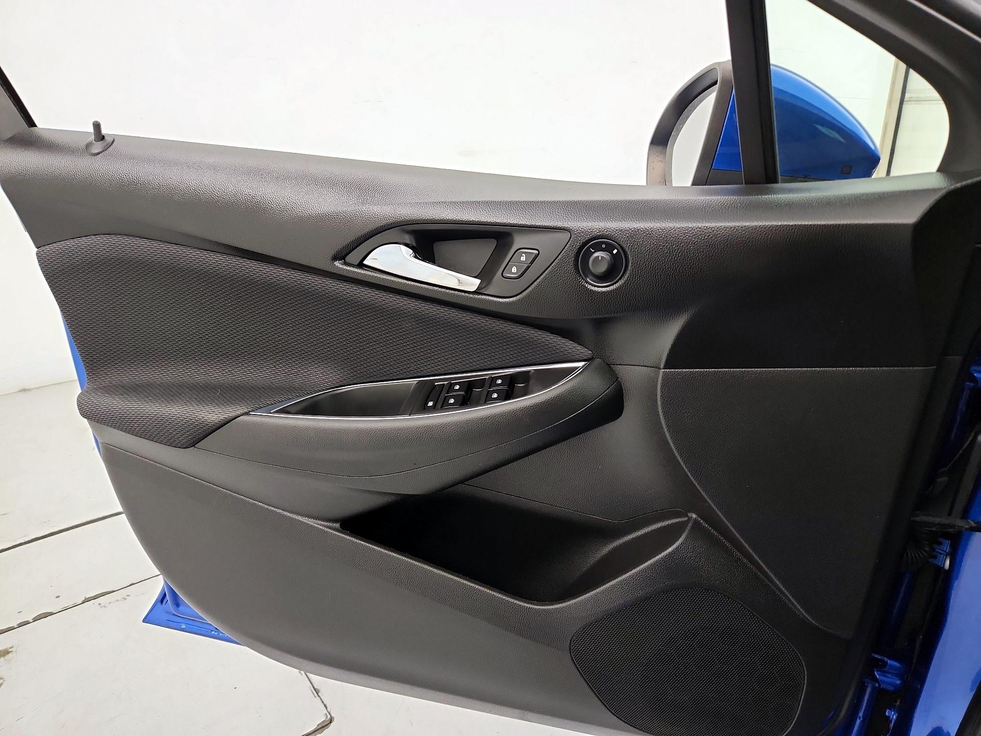 Thumbnail: 2018 Chevrolet Cruze - 12