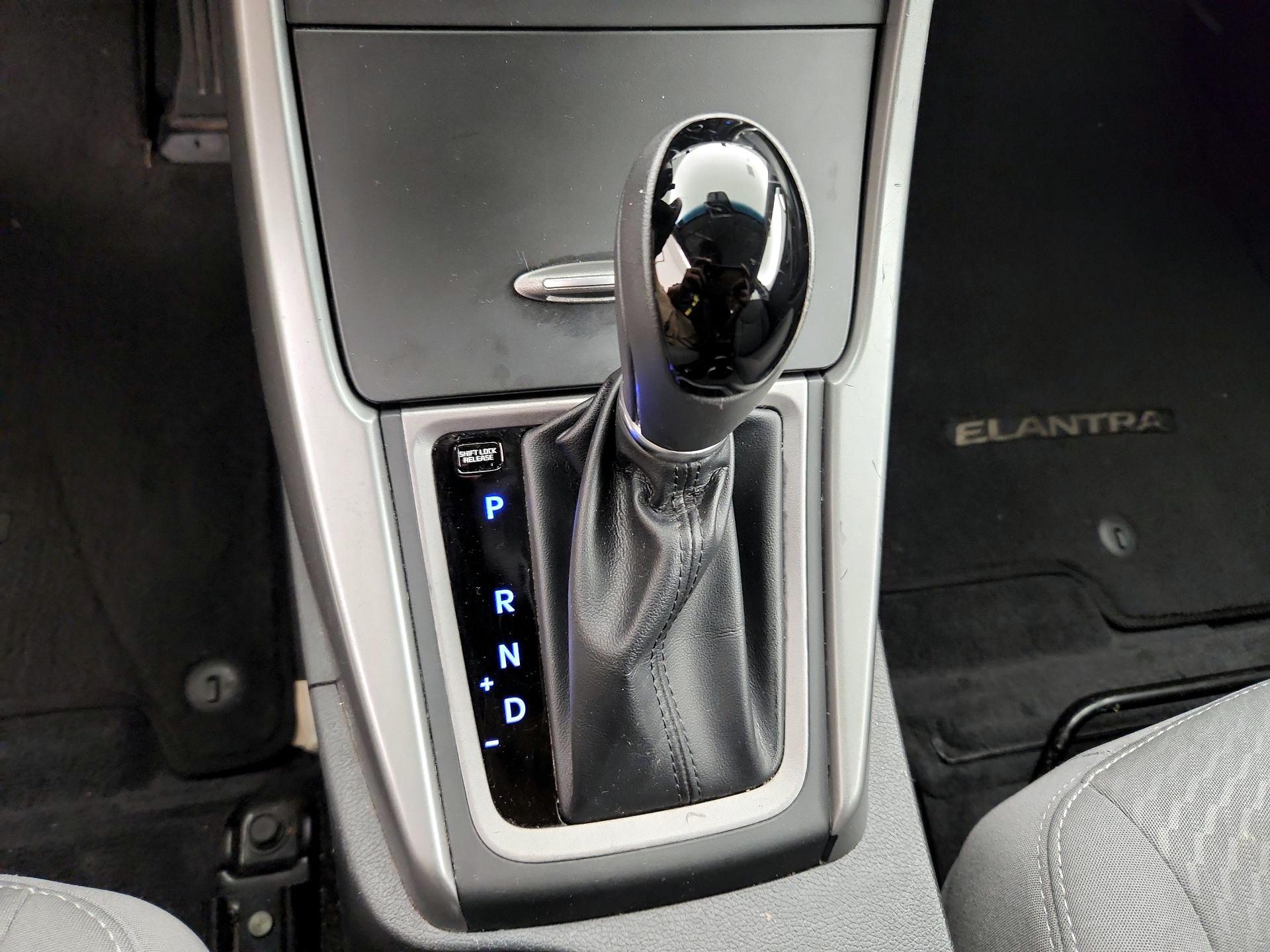 Thumbnail: 2015 Hyundai Elantra - 17