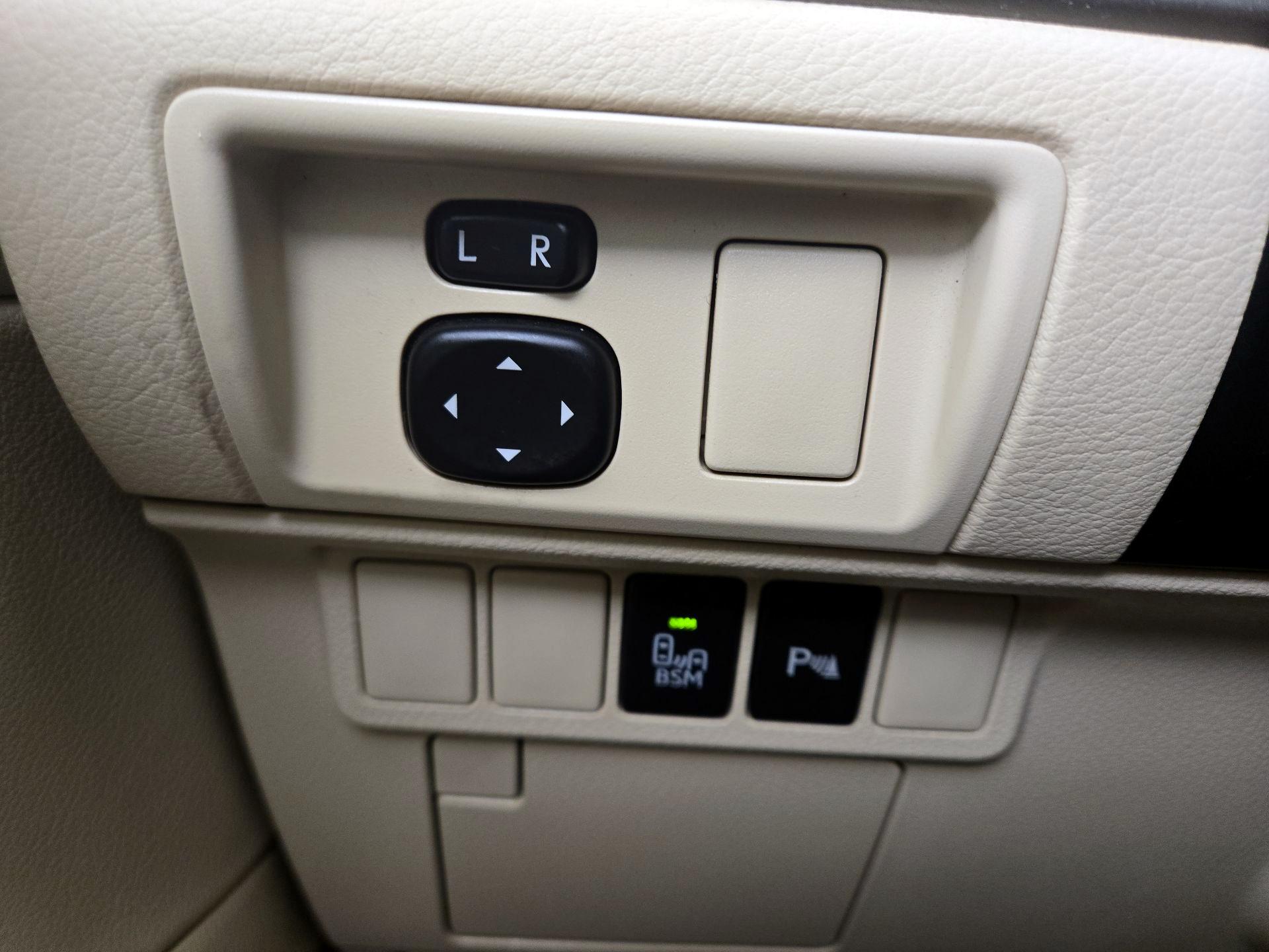 Thumbnail: 2014 Lexus ES - 13