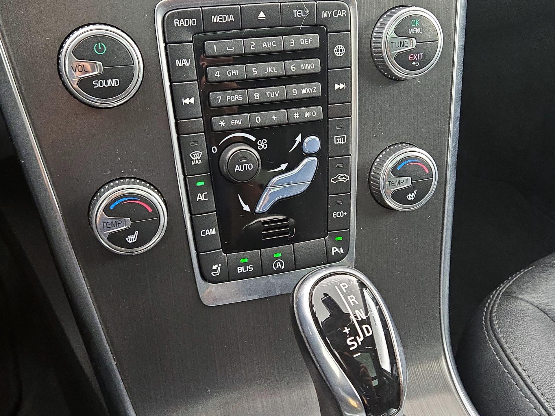 Thumbnail: 2015 Volvo XC60 - 16