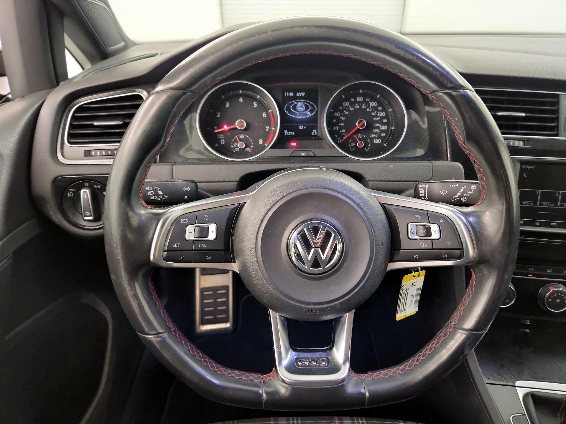 Thumbnail: 2016 Volkswagen Golf - 10