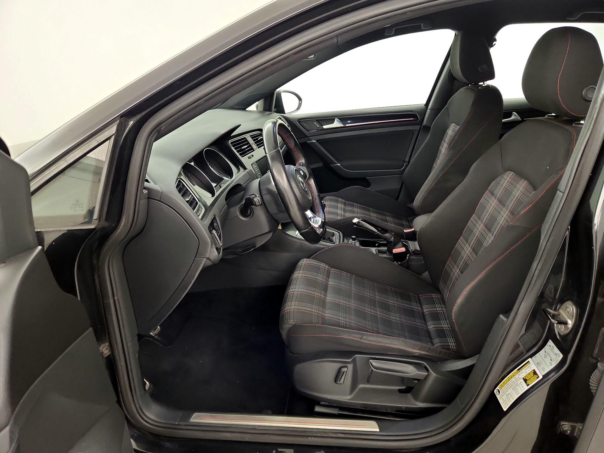 Thumbnail: 2016 Volkswagen Golf - 11