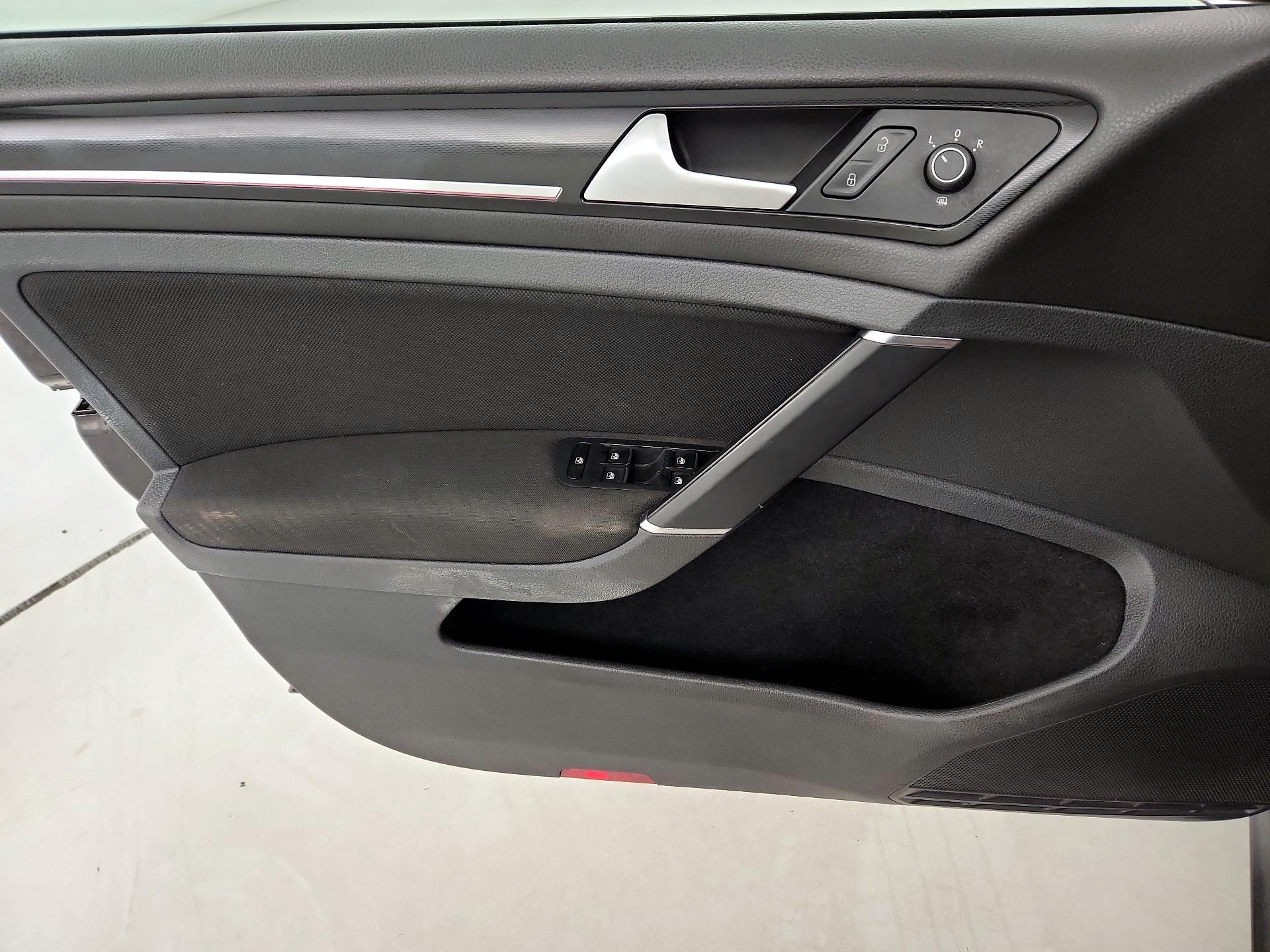 Thumbnail: 2016 Volkswagen Golf - 12