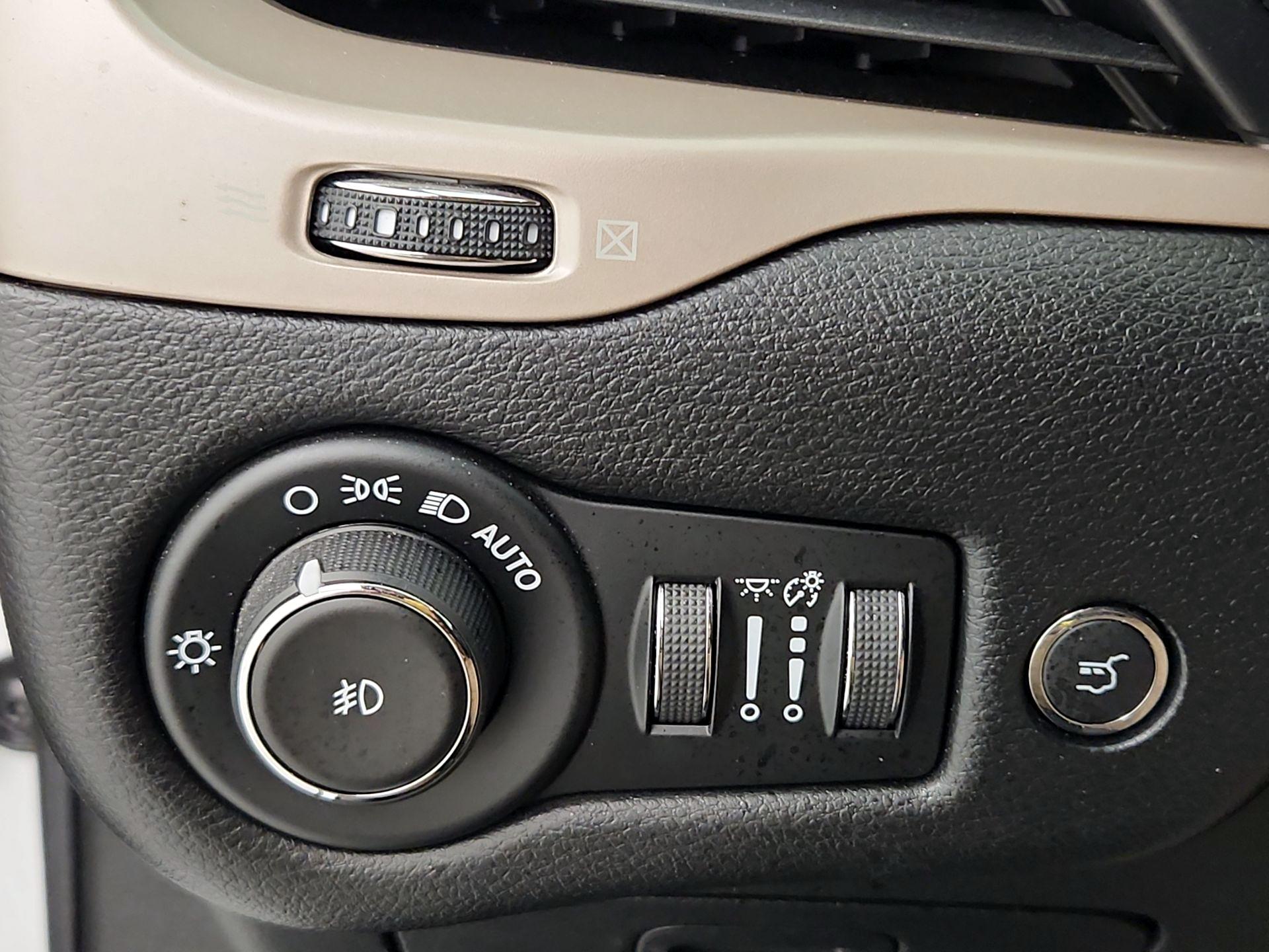 Thumbnail: 2014 Jeep Cherokee - 13