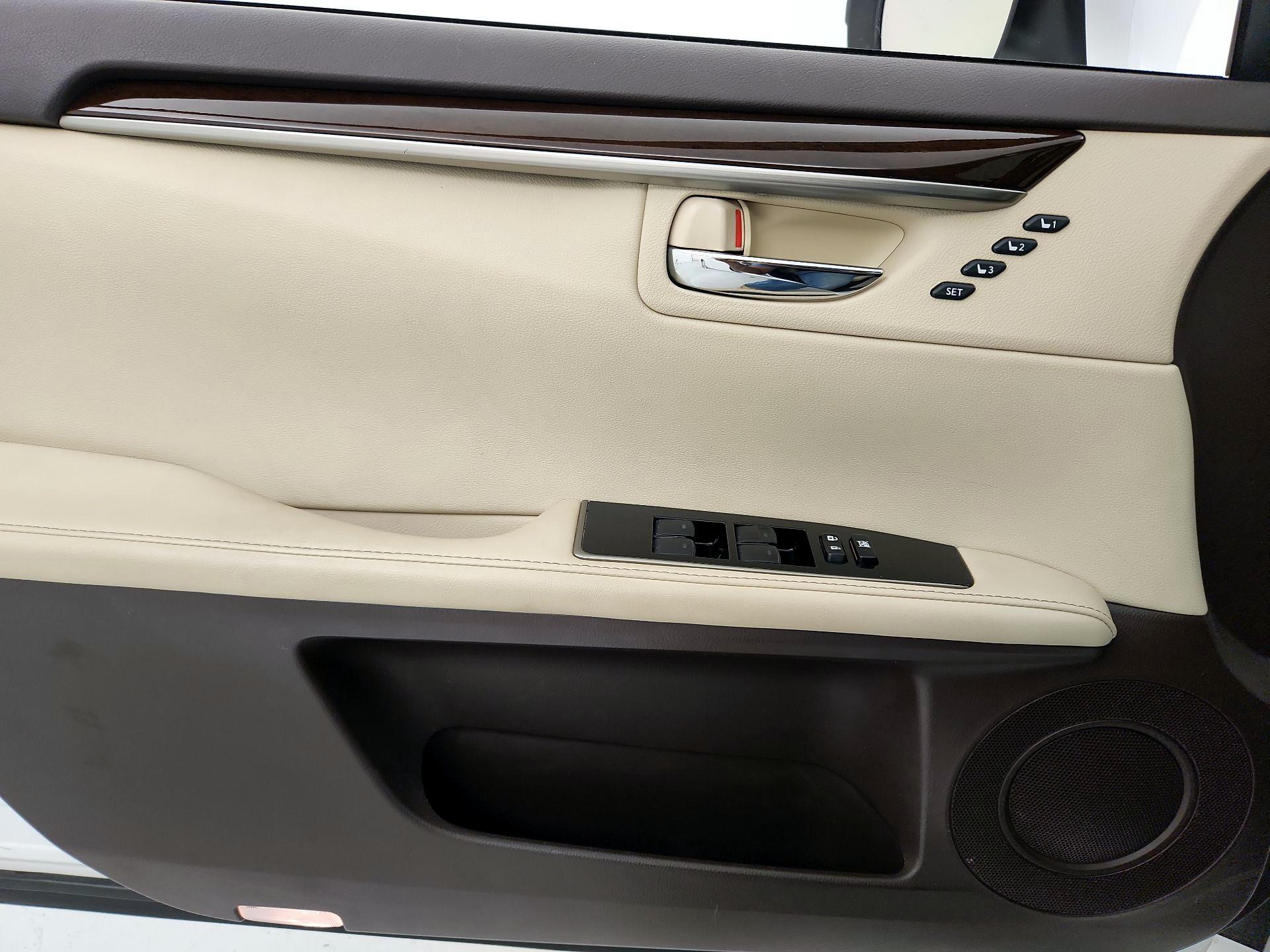 Thumbnail: 2017 Lexus ES - 12