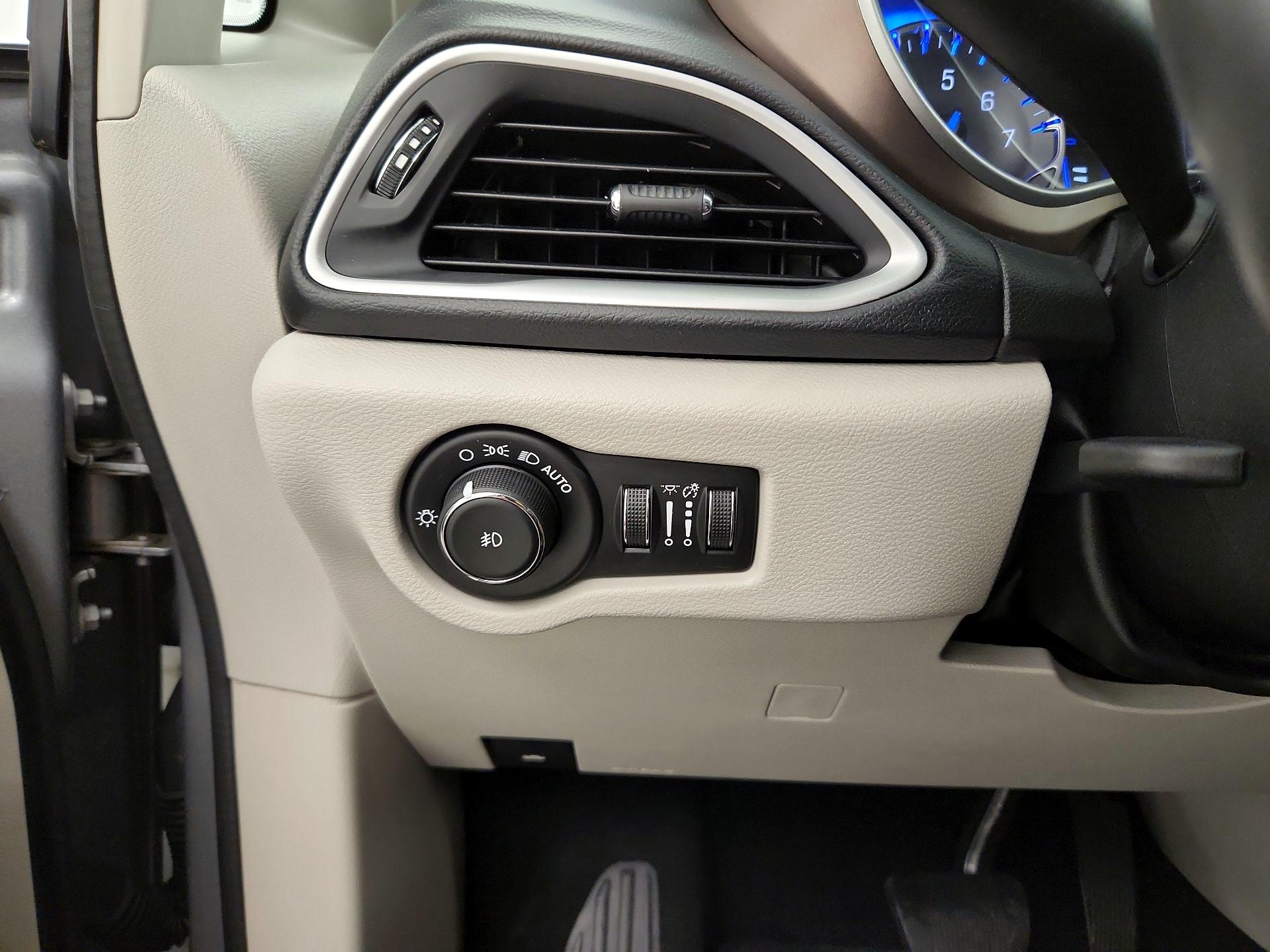 Thumbnail: 2019 Chrysler Pacifica - 13
