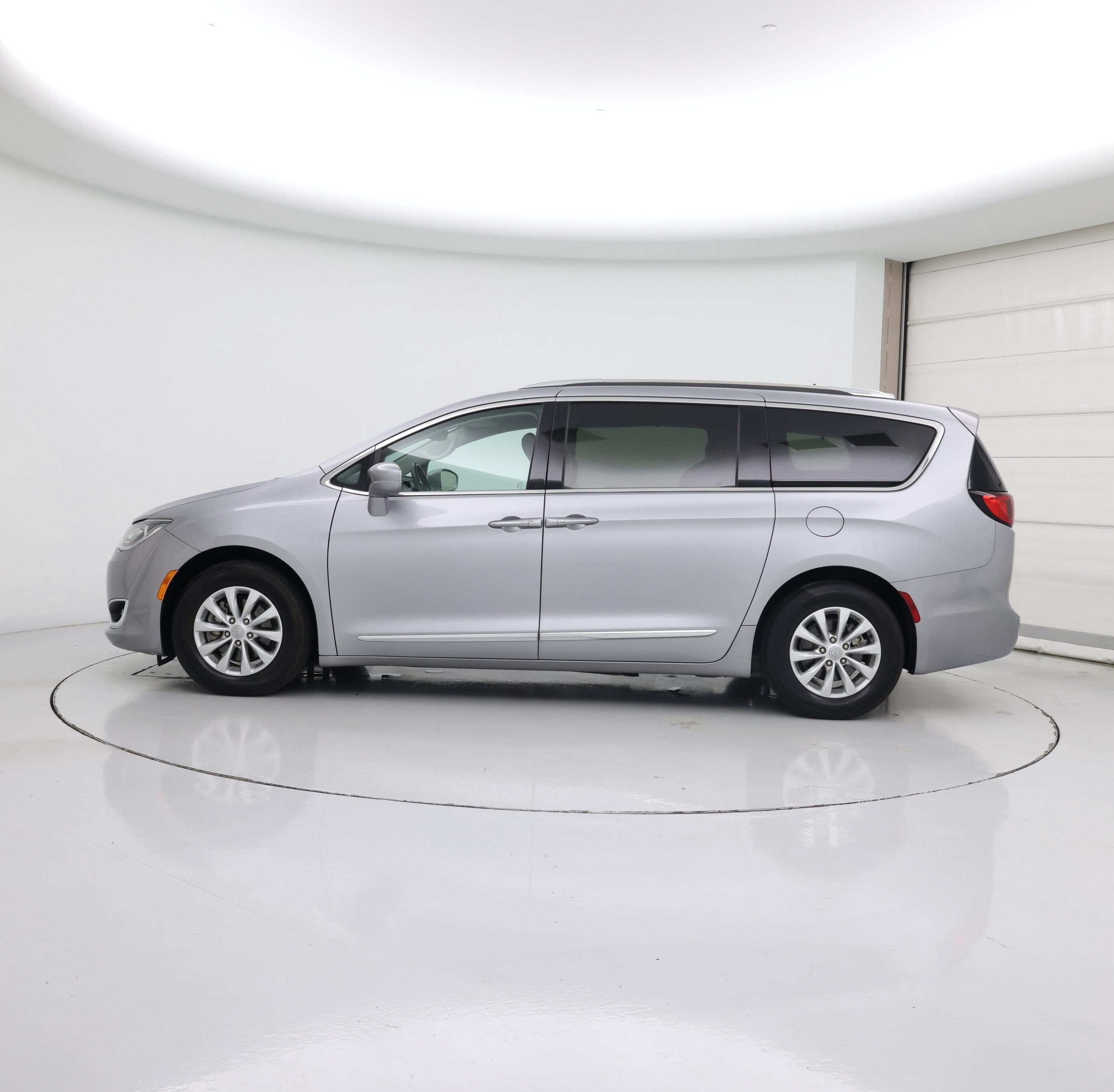 Thumbnail: 2019 Chrysler Pacifica - 3