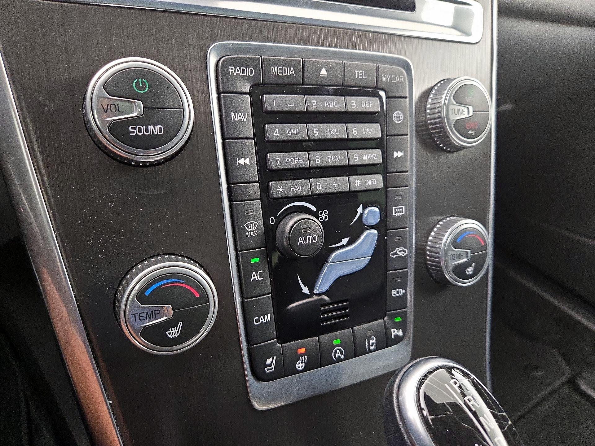 Thumbnail: 2015 Volvo XC60 - 16